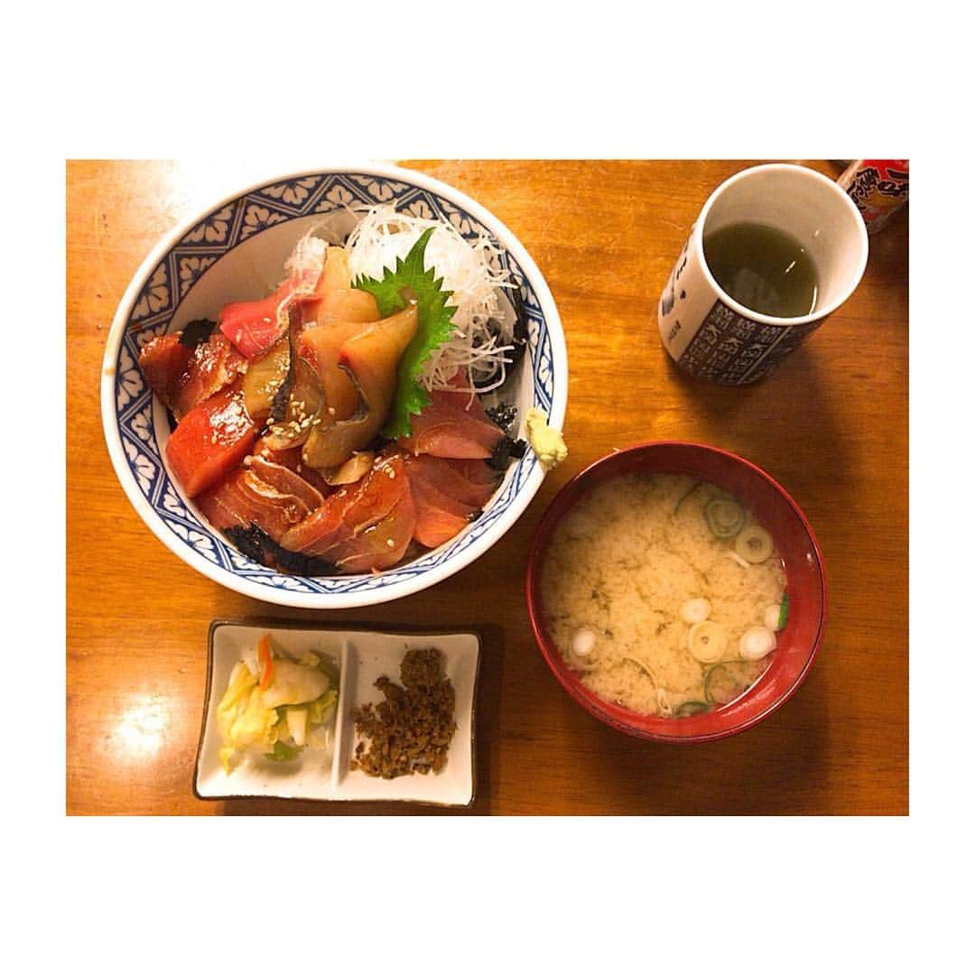 神田莉緒香さんのインスタグラム写真 - (神田莉緒香Instagram)「--- 本日のおすすめ。丼。 メダイとマグロ。 美味でしかなかった最高。 昨日の三崎港にて！ . #三崎まぐろ」4月10日 12時39分 - riokanda_ri