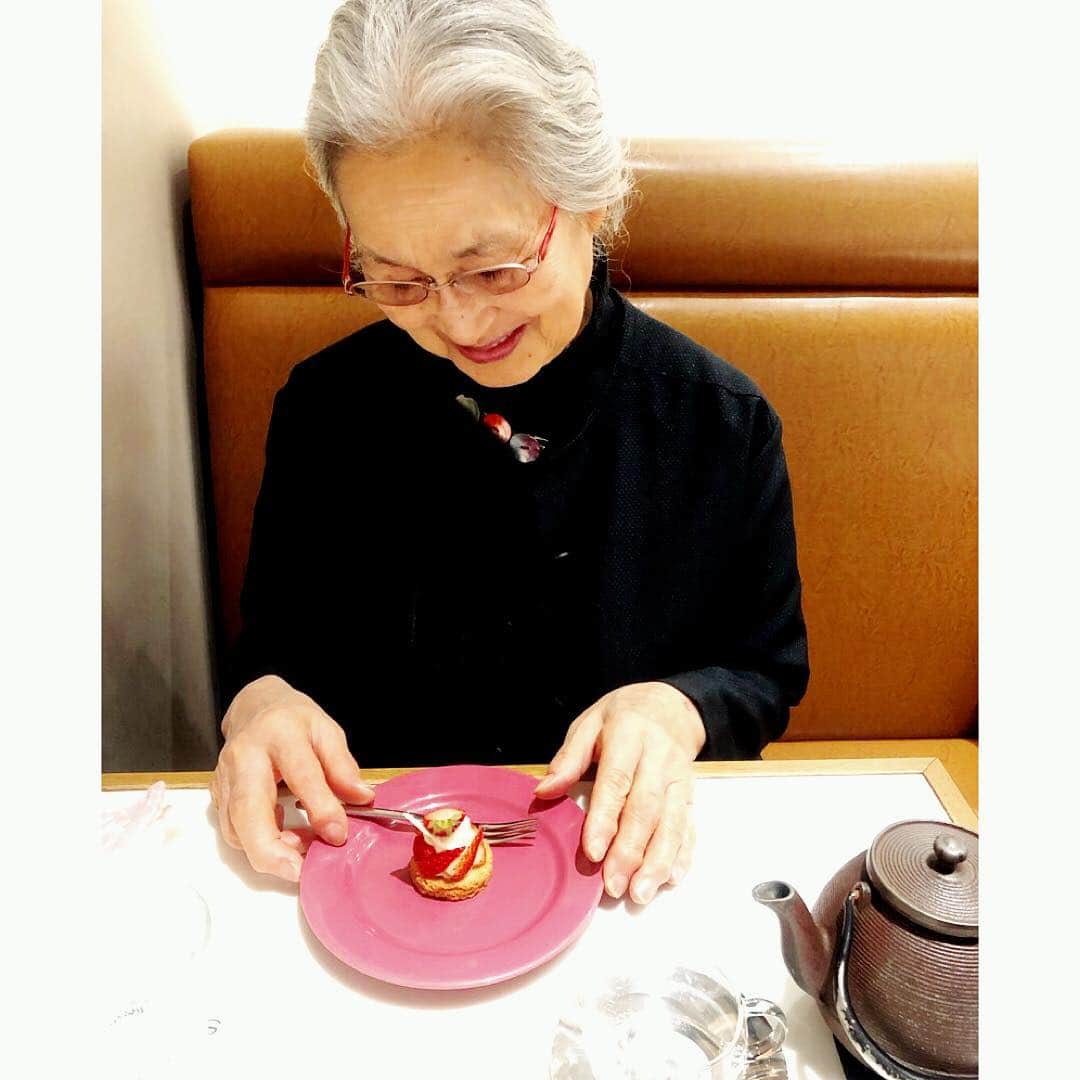 山本千織さんのインスタグラム写真 - (山本千織Instagram)「雅子81歳。今欲しいものはB4が入る皮のトートらしい。 81歳かー。平成も令和も何？って感じだな。」4月10日 12時34分 - chiobenfc