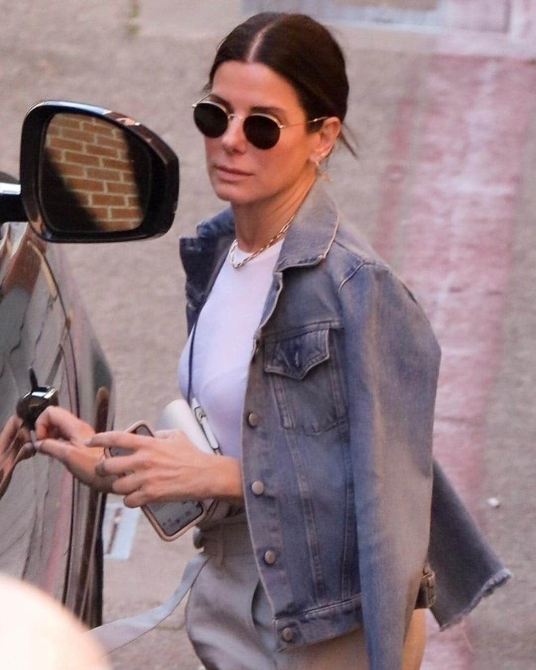 Just Jaredさんのインスタグラム写真 - (Just JaredInstagram)「Sandra Bullock keeps it casual chic while stepping out to run some errands! #SandraBullock Photos: Backgrid」4月10日 12時37分 - justjared