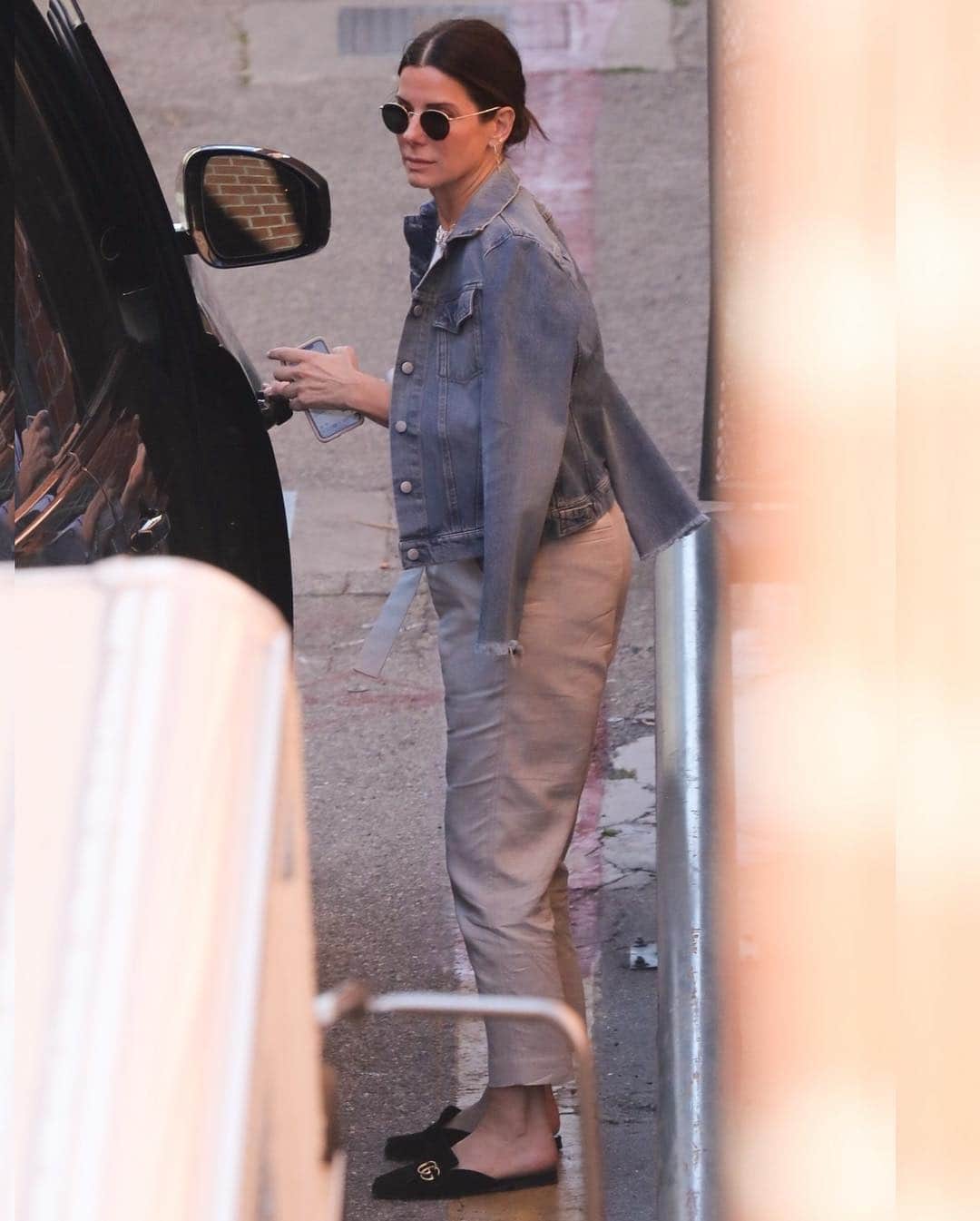 Just Jaredさんのインスタグラム写真 - (Just JaredInstagram)「Sandra Bullock keeps it casual chic while stepping out to run some errands! #SandraBullock Photos: Backgrid」4月10日 12時37分 - justjared