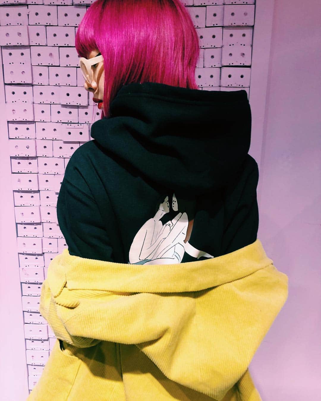 のインスタグラム：「ami's fashion 🥀 黄色のset upにフーディ💏 久々にvans👟  #amiayastyle #amisfashion」