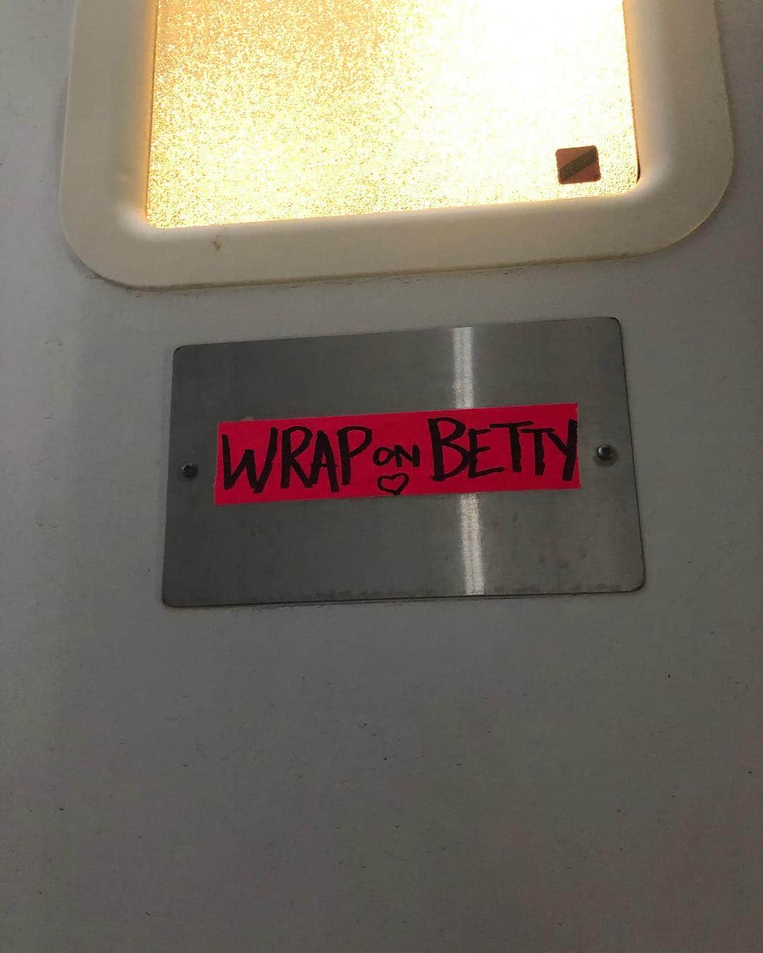 リリ・ラインハルトのインスタグラム：「That’s a wrap for me on season 3. Until next time 👱🏻‍♀️」