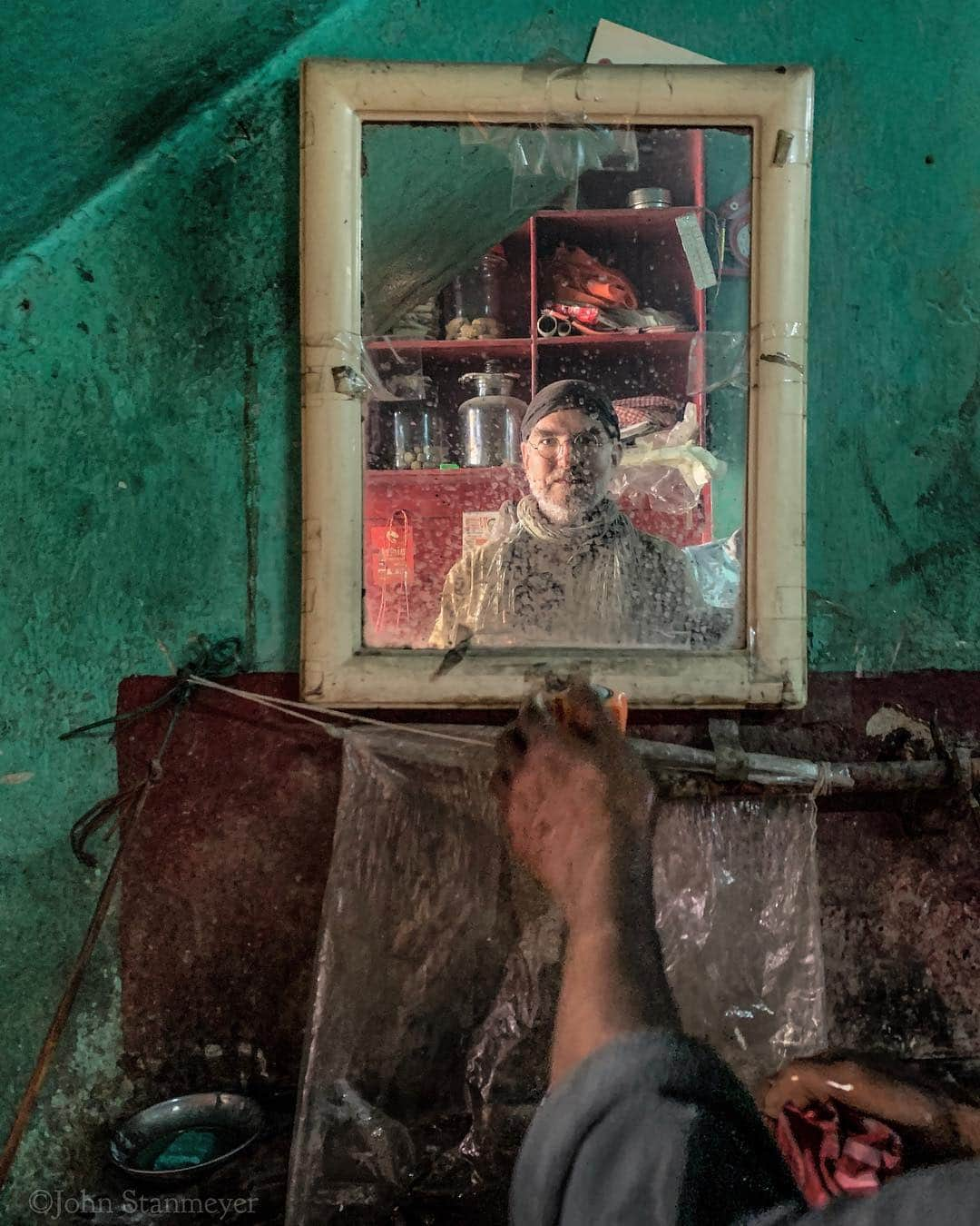 ジョン・スタンメイヤーさんのインスタグラム写真 - (ジョン・スタンメイヤーInstagram)「Usually I’m behind a camera. On rare occasions I’m behind and within, as the fellow running this chai shop in Bhagalpur washes his hands within the chaos of a most wonderful place where we had breakfast. This is about as selfie as I can get, photographed a few weeks ago while in India. - @natgeo @natgeoimagecollection #onassignment @outofedenwalk #india #bhagalpur #selfie #mirror #sink #hands #rareselfie」4月10日 12時42分 - johnstanmeyer