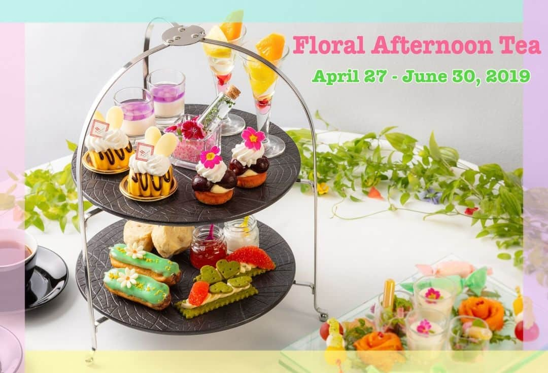 東京マリオットホテルさんのインスタグラム写真 - (東京マリオットホテルInstagram)「Floral Afternoon Tea will start from April 27! Relax in our sun-filled atrium with an elegant afternoon tea. Presented in collaboration with the SWATi brand, the menu is a virtual tour through a beautiful Gotenyama garden in full bloom. 4月27日（土）から始まるフローラルアフタヌーンティー🌷🌹🌺 フレグランスブランド「SWATi(@swati_official)」とコラボレーションした、 ハーブが香るブランマンジェをはじめとするフラワースイーツがテーブルに咲き誇り、 鮮やかなセイボリーとのマリアージュをご堪能いただけます。 新緑が美しい御殿山庭園を望むアトリウム空間で、花々の彩りを五感で感じる アフタヌーンティーをお楽しみください。 #tokyomarriott #東京マリオットホテル #marriotthotel #marriotthotels #travelbrilliantly  #hotel #ホテル #東京 #tokyo #afternoontea #アフタヌーンティー #下午茶 #スイーツ  #디저트 #애프터눈티 #初夏 #swati #tokyogourmet #sweetsgram #tokyosweets」4月10日 12時43分 - tokyomarriott