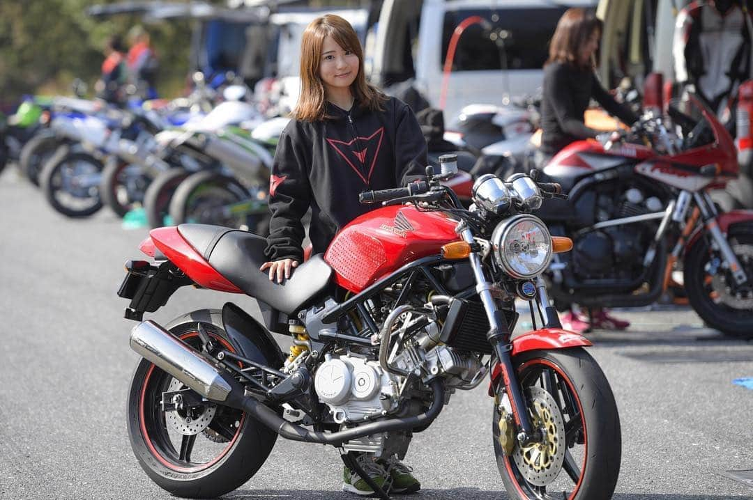 平嶋夏海さんのインスタグラム写真 - (平嶋夏海Instagram)「4/14はNAPS MOTOGYMです🏍 大磯ロングビーチに集合しましょう❤️ #平嶋二輪 #バイク女子 #ジムカーナ #モトジムカーナ #gymkhana #motogymkhana #オートバイ #webオートバイ #ダンロップ #dunlop #α13sp #vtr250 #honda」4月10日 12時44分 - natsuminsta528