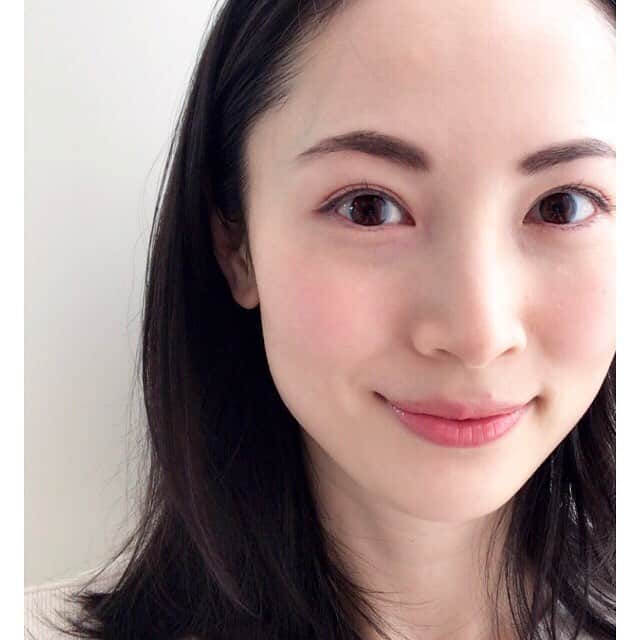 日高薫のインスタグラム：「今日はとても寒いので暖かくして過ごしたいものですね😌❄️🍵💗 みなさまもご自愛ください💗  雨の☔️日でも日差しが強くなる前から美白対策😊 ディオールシリーズをライン使いしてます❄️💗 #dior #diormakeup#ディオール #ディオールコスメ #skincare #美白ケア #美白 #美白化粧水 #美白美容液 #美白クリーム #美 #美容 #beauty #instabeauty #透明感」
