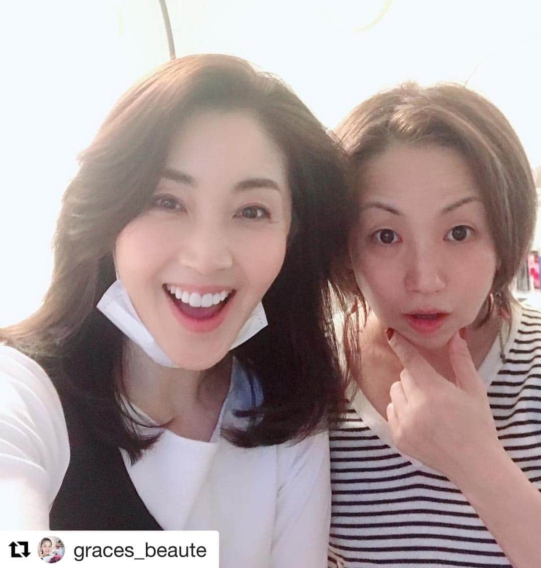 芦田桂子さんのインスタグラム写真 - (芦田桂子Instagram)「#Repost @graces_beaute with @get_repost ・・・ 昨日は同じ事務所で仲良しの女性カメラマン @youkphoto  がご来店❣️ 体調を伺ってYomogi🌿＋デトックス系漢方で40分＋フェイシャル60分✨ カラダもお肌もスッキリと元々小顔が更に一回り小さく整いました🌿 継続は力なり✨ 一年後、カラダがどう好転するか楽しみでなりません☺️ ✴︎ 2枚目→たまたま就活で上京してた息子、yOU師匠にご挨拶できて良かった❣️ 来年からお世話になります😊🍷 ✴︎ #yomogiherbsteam  #女性の為の  #漢方 #herbs  #detox  #beauty #facialtreatment  #skinwhitening  #美容と健康のお手伝い  #民間療法  #プライベートサロン  #gracesbeauté  #model  #therapist #漢方スタイリスト  #芦田桂子」4月10日 12時57分 - keiko_ashida