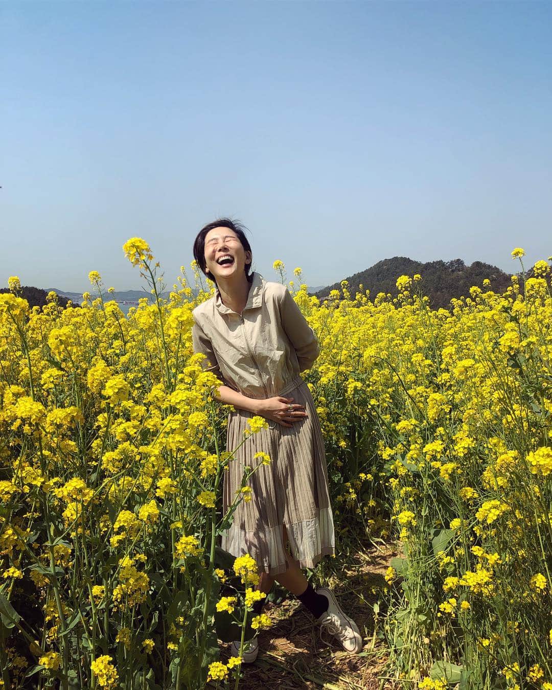 キム・ナヨンさんのインスタグラム写真 - (キム・ナヨンInstagram)「본격적으로 유채꽃밭을 들어가 본 건 처음이였는데 꿀냄새 진동 🐝 #언니들이먹여주고재워줬던지난남해여행」4月10日 12時50分 - nayoungkeem
