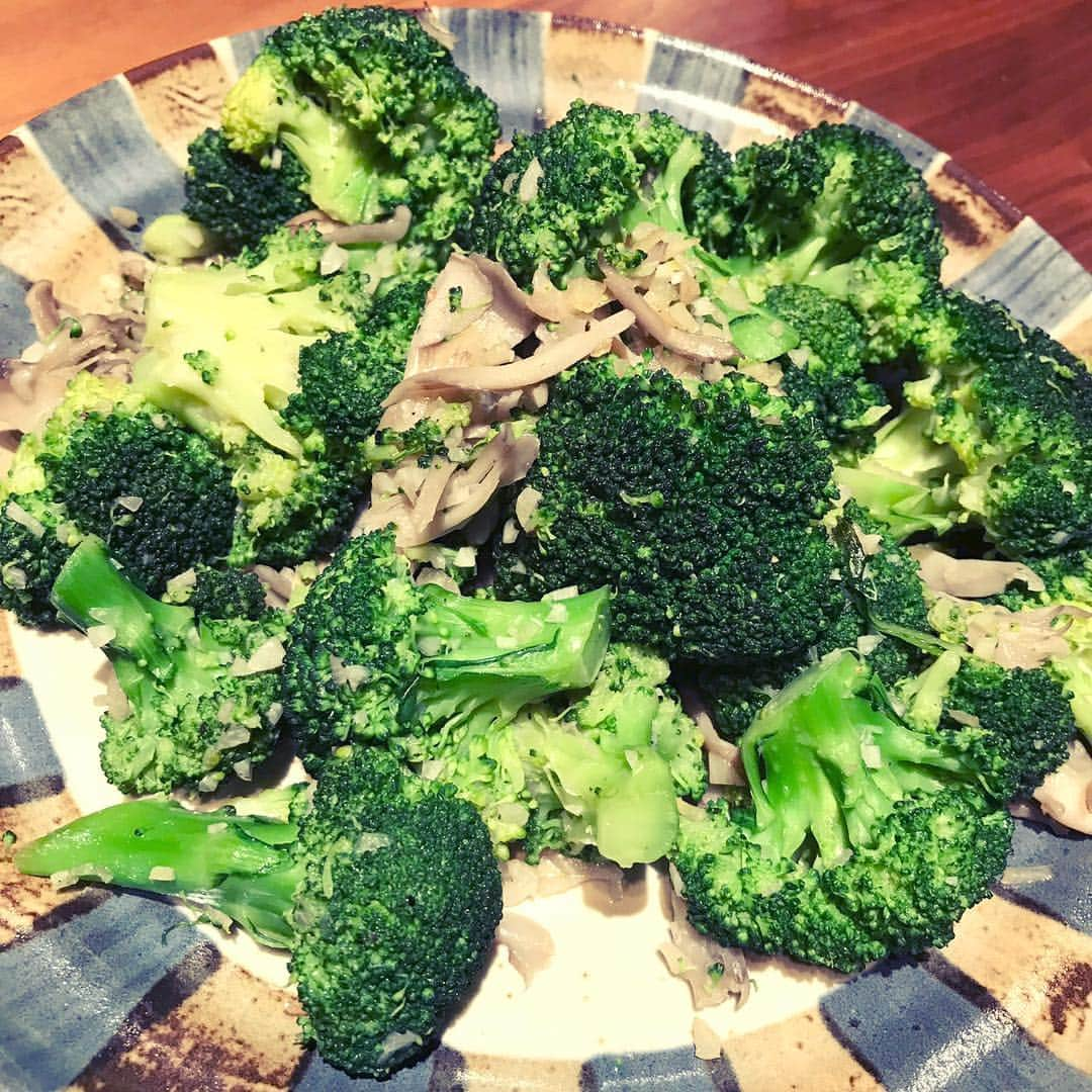 木村真野さんのインスタグラム写真 - (木村真野Instagram)「🥦🥦🥦🥦🥦🥦 ブロッコリーみるとラピュタの最後飛行石が宇宙に飛んでくシーン思い出すwww  #減量 #ぶた #豚に失礼 #ブロッコリー #健康 #食材 #緑 #broccoli #🥦」4月10日 12時54分 - mayakimura5