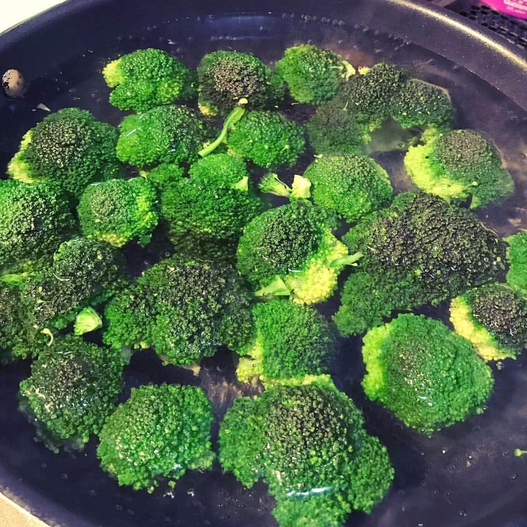 木村真野のインスタグラム：「🥦🥦🥦🥦🥦🥦 ブロッコリーみるとラピュタの最後飛行石が宇宙に飛んでくシーン思い出すwww  #減量 #ぶた #豚に失礼 #ブロッコリー #健康 #食材 #緑 #broccoli #🥦」