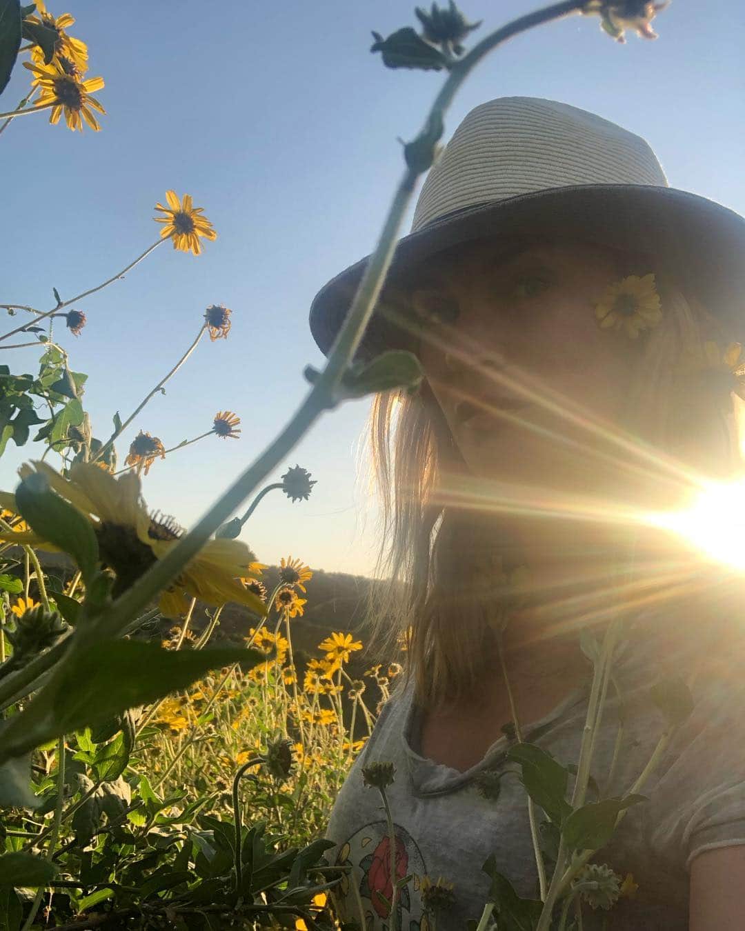 ナターシャ・ヘンストリッジさんのインスタグラム写真 - (ナターシャ・ヘンストリッジInstagram)「The hills are alive with the sound of #sunflowers #springhikes #happiness #amateurphotographer #nofilter」4月10日 12時55分 - natashahenstridge