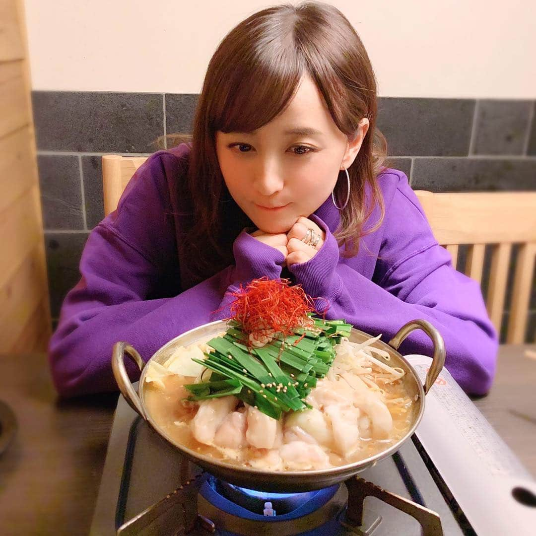 小松彩夏さんのインスタグラム写真 - (小松彩夏Instagram)「先日、九州料理が食べられるお店『九州に惚れちょるばい』( @kyushunihorechorubai )へ♡﻿ ﻿ 馬刺しの階段盛りと、モツ鍋が絶品！！﻿ ﻿ 階段盛りは出てきてビックリ！！﻿ すごいインパクト☆﻿ ﻿ 九州醤油で美味しく頂きました♡﻿ ﻿ モツもプリプリでした(///∇//)♡ 東京に居ながらに九州料理が食べられるのは嬉しいですね。﻿ ﻿ また行きたいなぁ♪﻿ ﻿ #九州料理 #馬刺し #もつ鍋 #モツ鍋 #九州 #九州に惚れちょるばい #赤羽居酒屋 #赤羽飲み #赤羽もつ鍋 #赤羽馬刺し #久しぶりの #赤羽  #pr #コラボベース #コマログ #グルメ #居酒屋 ﻿ ﻿ ﻿」4月10日 12時55分 - official_ayaka_502