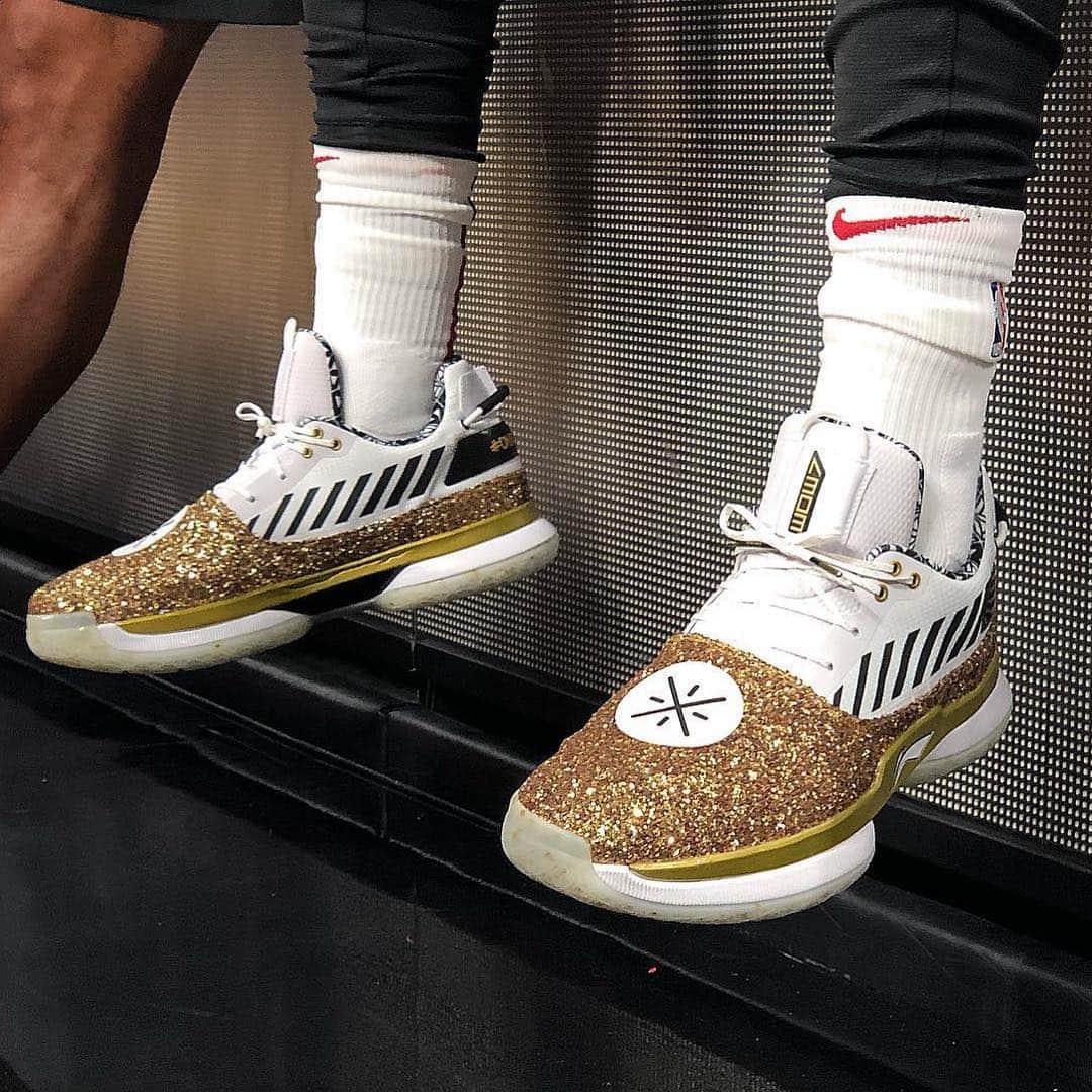 Sneaker Newsさんのインスタグラム写真 - (Sneaker NewsInstagram)「@dwyanewade laces up two special colorways of his Li-Ning Way Of Wade 7 for #OneLastDance. The second colorway was for the fourth quarter. Thank you D-Wade!」4月10日 13時03分 - sneakernews