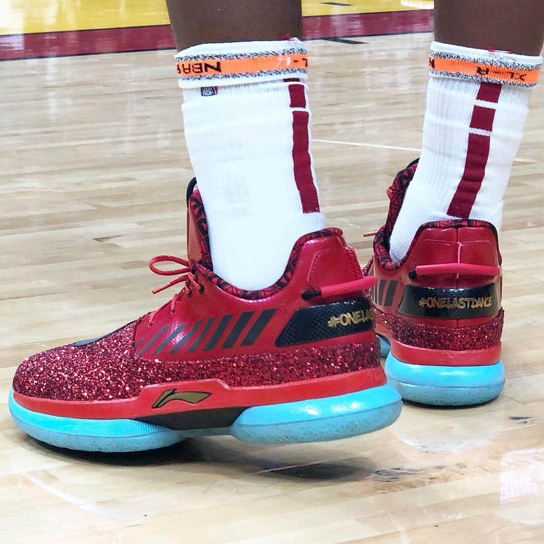 Sneaker Newsさんのインスタグラム写真 - (Sneaker NewsInstagram)「@dwyanewade laces up two special colorways of his Li-Ning Way Of Wade 7 for #OneLastDance. The second colorway was for the fourth quarter. Thank you D-Wade!」4月10日 13時03分 - sneakernews
