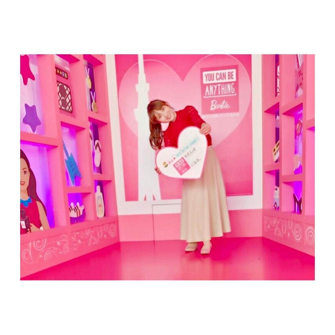 村山絢香さんのインスタグラム写真 - (村山絢香Instagram)「✻ ✻ ✻ ✻ たまたま展望台で開催中だったバービー展✨☺️💕 フォトスポットで前に並んでいた可愛い大学生のポーズを真似したら妹にやめなさいと怒られる親子🤣💓笑 調子にのりました😂🙏💗 フォトスポットがいっぱいなのに娘はこの時… 夢のなか(*^^*)💕🌸 姪っ子ちゃんはお目々ぱっちり🤗💖 食事中は眠っていたのにタイミングを わかっているベビーちゃんです(*^^*)💓👶 ✻ ✻ ・ ・ #ランチ #女子会 ？♡ #癒し  #スカイツリー #娘は夢のなか ☺️💓 #バービー ✨👠💕 #天真爛漫 #孫娘 #孫 #母 #楽しい 1日♡ #happy #ママライフ #enjoy  #気まぐれ日記 ♡ #育児日記  #家族 #Family  #ベビー #baby #育児 #子育て #mama #ママ #パパ #babygirl  #女の子 #女の子ママ ♡ #親バカ #幸せ」4月10日 13時03分 - ayaka_murayama