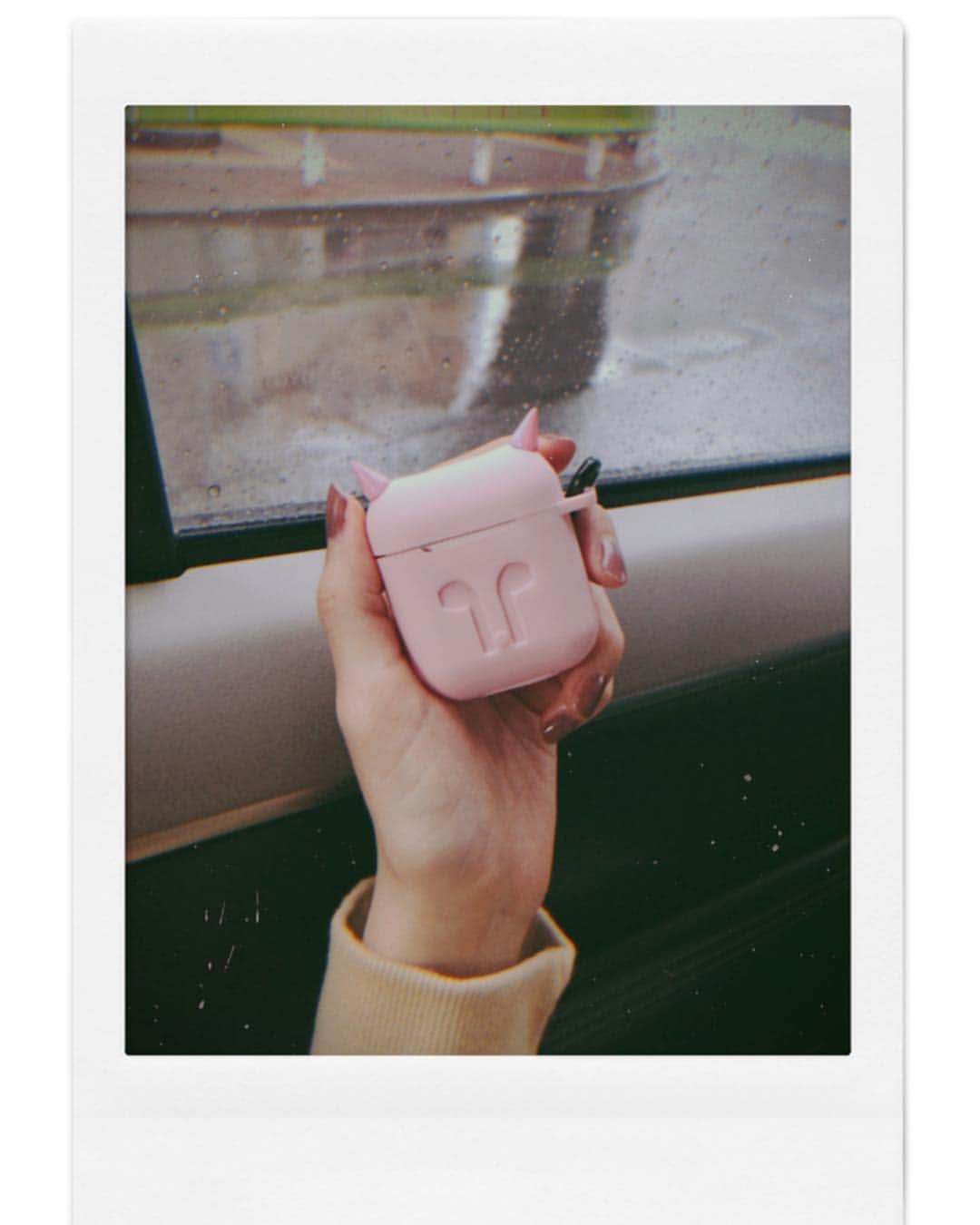 渡辺美優紀さんのインスタグラム写真 - (渡辺美優紀Instagram)「. ファンの方からのプレゼント🎁 AirPodsケース😈手作りかな？可愛い。」4月10日 13時04分 - miyukichan919