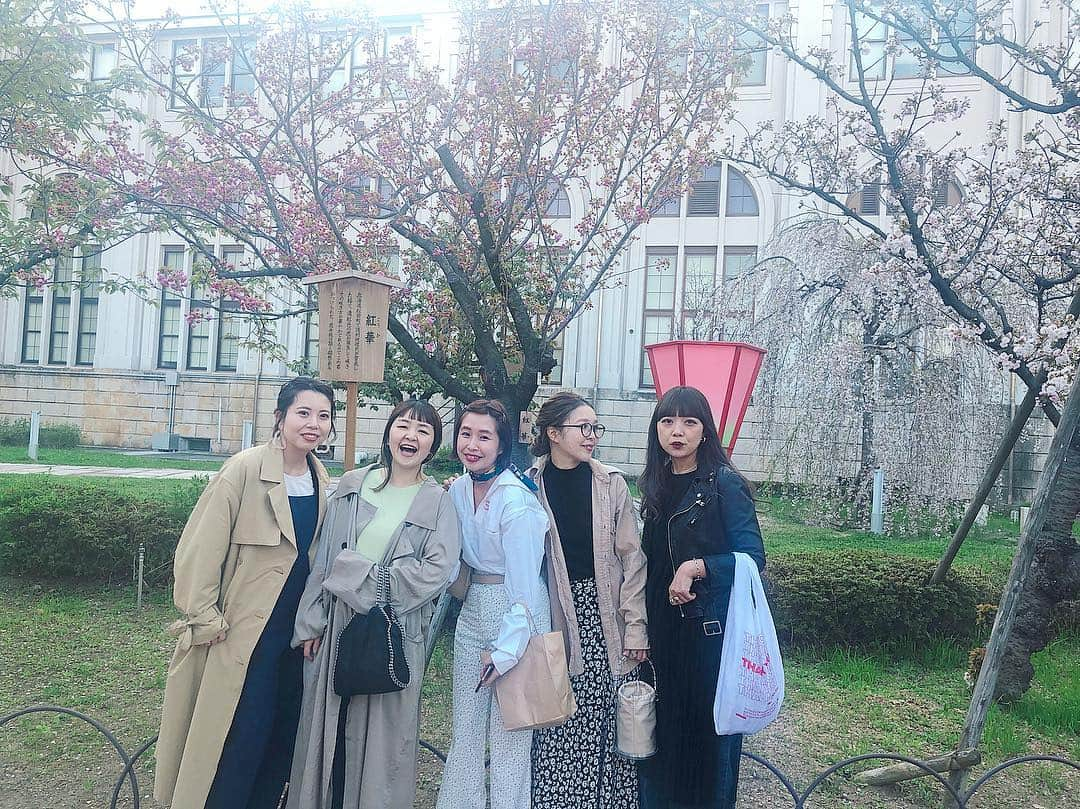 北岡りえさんのインスタグラム写真 - (北岡りえInstagram)「今年も来れました。 わちゃわちゃしながら桜を愛でる 🌸 . . #造幣局桜の通り抜け  #屋台がすき」4月10日 13時05分 - rie_kitaoka