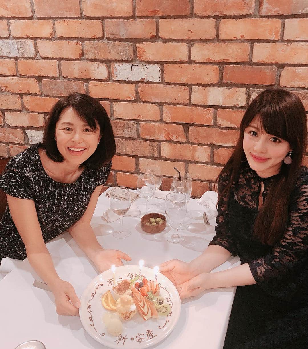 美馬怜子さんのインスタグラム写真 - (美馬怜子Instagram)「大好きなお姉さん❤️ ＊ りえさんが、とっても美味しいイタリアンに連れて行ってくださいました😊💖 ＊ ＊ サプライズでデザートプレートまで準備してくださっていて本当に嬉しかったですー✨☺️✨ たくさんパワーをもらったので、頑張ります❣️ いつもありがとうございます❤️ . #臨月デート #事務所の先輩 #王理恵さん #安産祈願してもらいました #幸せ者 #感謝です」4月10日 13時08分 - mimaryoko