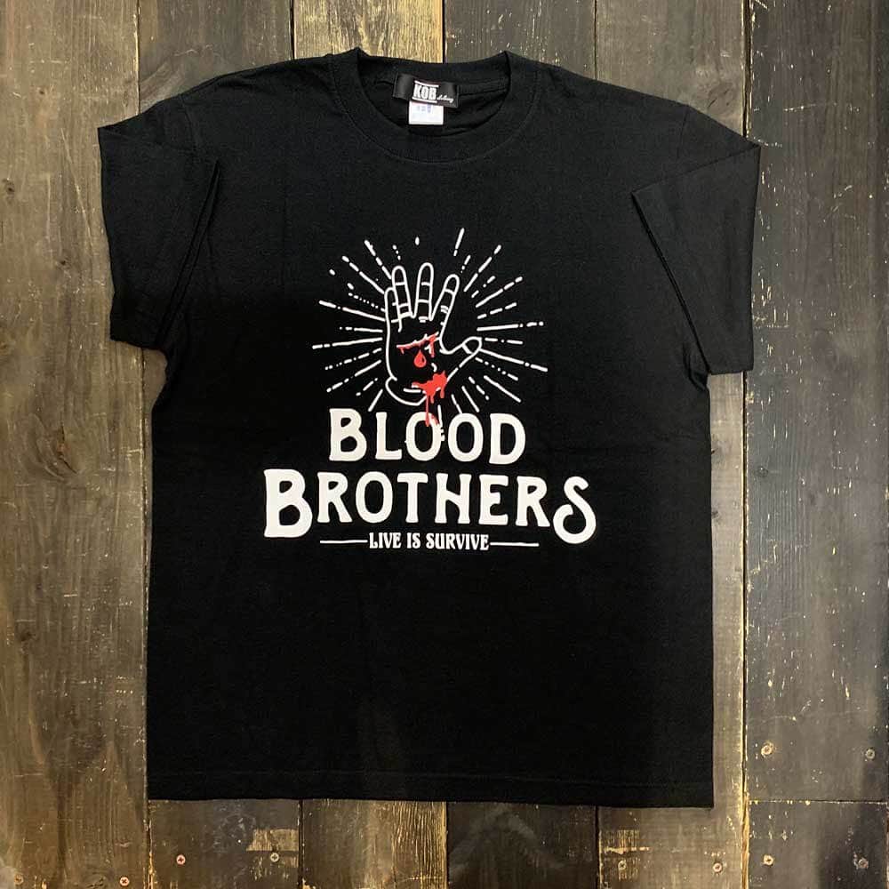 Dancers Collectionさんのインスタグラム写真 - (Dancers CollectionInstagram)「【NEW ARRIVAL】﻿﻿ ﻿ ■KOB Clothing BLOOD BROTHERS﻿ ﻿ KOB Clothingよりまたまた新作のご紹介🙌💥﻿ TWIGGZをはじめ、RAGPOUNDメンバーも着用していたこちらのBLOOD BROTHERSデザインは今回も完売/再入荷なしのはずなので是非お早めにGETして下さい😎🔥﻿ この機会をお見逃し無く👍👍﻿ ﻿ ﻿﻿ 【KOB Clothing（ケーオービー クロージング）】﻿﻿ "Krump Our Base"﻿﻿ "King Of Buck"﻿﻿ "Keep On Believing"﻿﻿ の3つのコンセプトに、LA発祥のKRUMPカルチャーをコネクトして生まれたLIFE STYLEを提案するアパレルブランド﻿﻿﻿ 大人気KRUMP集団TWIGGZ FAMのメンバーも愛用するこちらのブランドの新作がリリースとなります。﻿﻿ ﻿ ﻿﻿ 👇オンラインストアでも購入可能です👇﻿﻿ [WHITE]﻿ http://shop.dancers-c.com/?pid=142058100﻿ ﻿ [BLACK]﻿ http://shop.dancers-c.com/?pid=142058078﻿ ﻿ [CAP]﻿ http://shop.dancers-c.com/?pid=142057837﻿ ﻿﻿﻿ 電話通販も可能です😊 ﻿﻿﻿ お気軽にお問い合わせ下さい✨ ﻿﻿﻿ ﻿﻿﻿ ダンサーズコレクション原宿店 ☎03-5474-9575﻿﻿ ﻿﻿﻿ #KOB﻿﻿ #ダンコレ #ダンサーズコレクション #dancerscollection #tokyo #harajuku﻿﻿ ﻿﻿ ﻿」4月10日 13時10分 - dancerscollection