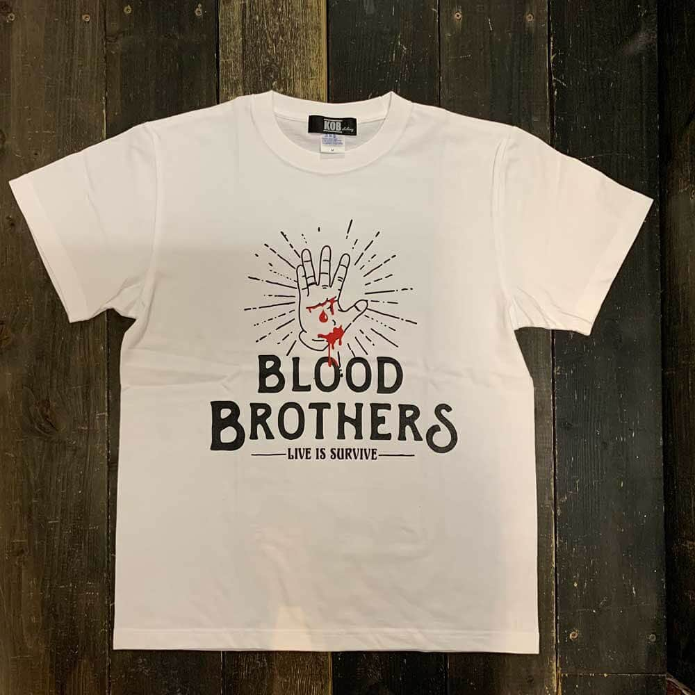 Dancers Collectionさんのインスタグラム写真 - (Dancers CollectionInstagram)「【NEW ARRIVAL】﻿﻿ ﻿ ■KOB Clothing BLOOD BROTHERS﻿ ﻿ KOB Clothingよりまたまた新作のご紹介🙌💥﻿ TWIGGZをはじめ、RAGPOUNDメンバーも着用していたこちらのBLOOD BROTHERSデザインは今回も完売/再入荷なしのはずなので是非お早めにGETして下さい😎🔥﻿ この機会をお見逃し無く👍👍﻿ ﻿ ﻿﻿ 【KOB Clothing（ケーオービー クロージング）】﻿﻿ "Krump Our Base"﻿﻿ "King Of Buck"﻿﻿ "Keep On Believing"﻿﻿ の3つのコンセプトに、LA発祥のKRUMPカルチャーをコネクトして生まれたLIFE STYLEを提案するアパレルブランド﻿﻿﻿ 大人気KRUMP集団TWIGGZ FAMのメンバーも愛用するこちらのブランドの新作がリリースとなります。﻿﻿ ﻿ ﻿﻿ 👇オンラインストアでも購入可能です👇﻿﻿ [WHITE]﻿ http://shop.dancers-c.com/?pid=142058100﻿ ﻿ [BLACK]﻿ http://shop.dancers-c.com/?pid=142058078﻿ ﻿ [CAP]﻿ http://shop.dancers-c.com/?pid=142057837﻿ ﻿﻿﻿ 電話通販も可能です😊 ﻿﻿﻿ お気軽にお問い合わせ下さい✨ ﻿﻿﻿ ﻿﻿﻿ ダンサーズコレクション原宿店 ☎03-5474-9575﻿﻿ ﻿﻿﻿ #KOB﻿﻿ #ダンコレ #ダンサーズコレクション #dancerscollection #tokyo #harajuku﻿﻿ ﻿﻿ ﻿」4月10日 13時10分 - dancerscollection