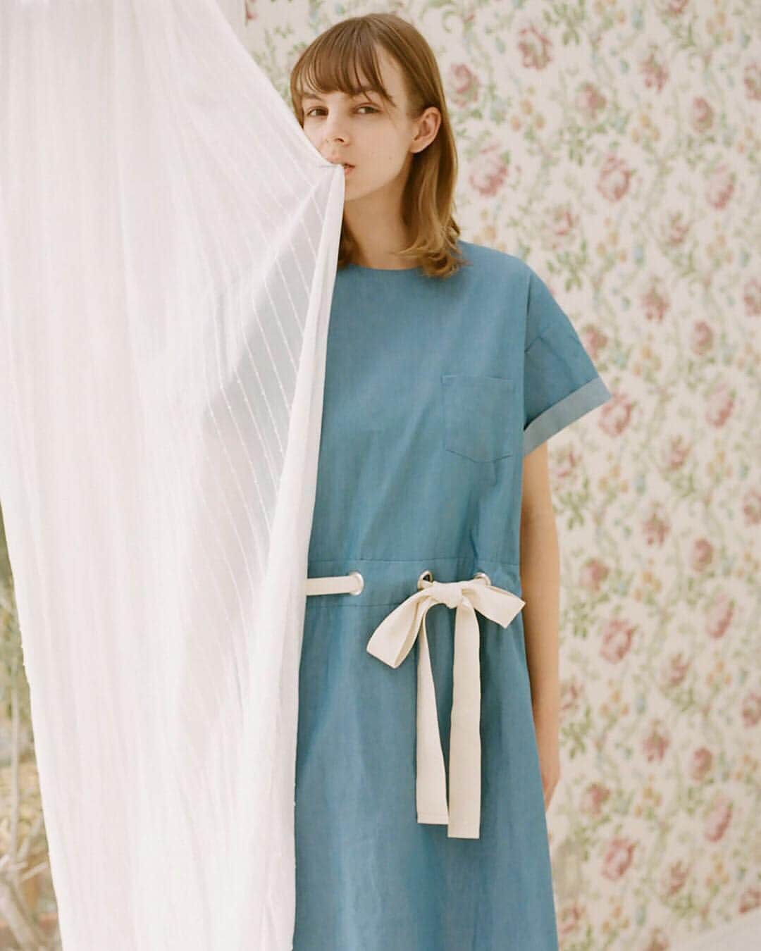 カロリナグレイサーバイシェリールさんのインスタグラム写真 - (カロリナグレイサーバイシェリールInstagram)「Blue Dress...🐳🐳🐳 From Season Looks  Photography：Sodai Yokoyama Styling：Nobuko Ito Hair, Make-up：Satomi Suzuki Model：Hannah Bannett  #carolinaglaser #beams #カロリナグレイサー #ビームス」4月10日 13時12分 - carolina_glaser