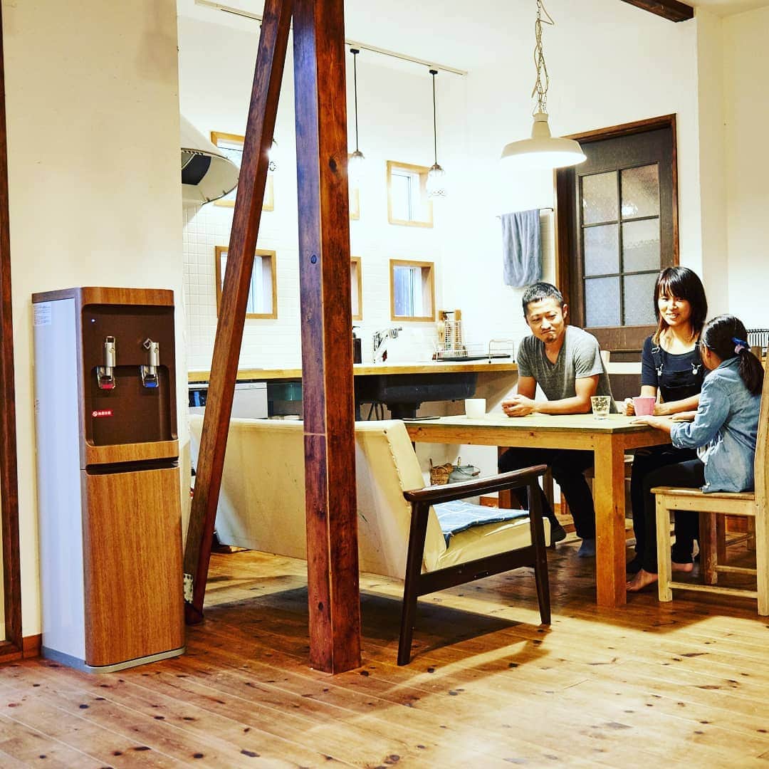 コスモウォーター【公式】さんのインスタグラム写真 - (コスモウォーター【公式】Instagram)「ウォーターサーバーは、 家族のだんらんをそっと見守ります。  家事にゆとりを。食卓に笑顔を。 ・ ・ ・ RoomClip×CosmoWaterコラボの インテリアカタログ公開中！（詳しくは公式サイトへ） 今回の投稿はRoom No.92519 yuki.rimonodropさんより ・ ・ ・ #コスモウォーター #cosmowater #ウォーターサーバー  #家族の天然水 #天然水 #水分補給 #家族 #家事 #roomclip #コスモウォーターのある暮らし #インテリア　#インテリアコーディネート　#暮らしを楽しむ　 #キッチンリセット」4月10日 13時21分 - cosmowater.official