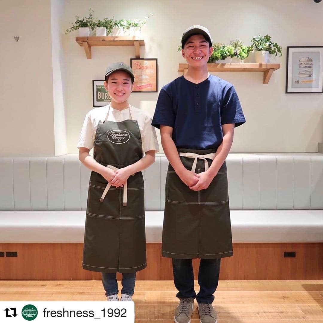 亀恭子のインスタグラム：「2019年4月1日 @freshness_1992 の新ユニフォーム が誕生しました。 . . . この新しいユニフォームのデザイン監修を、 私 亀恭子と @ships_official さんの共同で制作しました。 . . 私自身も昔からよく利用するお店の、ユニフォームデザインに携わるご縁を頂いて… 約一年前からスタートしたこの企画。 . . 只今 THE 達成感です。 . . . . まとめると… ワークスタイル+モダンムードをテーマに、 フレッシュネスらしく・かつ着こなしによって�個性が生きるようなデザインを考えました。 ブランドのキーカラーとなっているグリーンをベースに、ブライトカラーではなくシックでドライな質感を起用することで〝こなれ感〟を。 サロンやキャップなどの細部に入ったディテールでワーカー気分を更に盛り上げてくれます。 スマートなシルエットで今っぽさを両立しつつ、時をレイヤードしていくと更に味が出るユニフォームです。 . . . . 徐々に変わっていく予定です。 皆さま、お近くの店舗をぜひチェックして下さい❤︎ . . . . Repost @freshness_1992 with @get_repost ・・・ 【フレッシュネスバーガー約10年ぶりにユニフォームをリニューアル】 ～ 「SHIPS」×「スタイリスト亀恭子氏」監修 ～  フレッシュネスバーガーでは、“お客様に【日常の贅沢】を感じて頂きたい”という想いから「オシャレなインテリア」や「ゆっくりくつろげる空間づくり」、「手づくりで美味しい商品」にこだわってきました。 こだわりはそのままに時代のニーズに応える店舗づくりをしていく中で店舗デザインによりマッチするユニフォームにリニューアルいたします。  新しいユニフォームは今までのフレッシュネスの歴史やこれまで親しまれてきたユニフォームを大切に、キーカラーのグリーンをベースに着こなしによって個性が出るようなユニフォームになっています。 今回、デザイン監修をアパレルブランド「SHIPS」（@ships_official）と人気スタイリストの「亀恭子氏」（@kame_kyo）に依頼。クラフト感のあるワークスタイルを、すっきりとスマートにブラッシュアップ。  あえてロゴ使いを控え、より自然に店内に馴染み、軽やかに働く姿を演出しています。  #フレッシュネス #フレッシュネスバーガー #ユニフォーム #制服 #FERSHNESS #FERSHNESSBURGER #uniform#Burger #hamburger #Green #落ち着く空間 #おしゃれカフェ #カフェ #SHIPS #シップス#フレッシュネス小さな贅沢 #ファッション #エプロン #apron #ハンバーガー大好き #fashion #グリーン #キャップ #cap#2019 #令和 #新年度 #春 #spring #ニコアンドフレッシュネス」