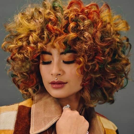 CosmoProf Beautyさんのインスタグラム写真 - (CosmoProf BeautyInstagram)「A QUEEN crowned in some FIERCE curls 👑🔥 ✨ Hair by #COSMOPRO @laurachristopherhairartist using all @farouksystems Chi Chromashine Color with @olaplex. Makeup 💄: @cos.moe  Photography 📸: @allytakes  Model 👑: @lovely.estrella ✨ Buy any 3 CHI #Chromashine shades, get a free Color Illuminate Conditioner this month at #cosmoprofbeauty where you are #licensedtocreate. . . #repost #chihaircare #farouksystems #olaplexeveryservice #curlpower #naturalhair #vibrantcurls #colorfulcurls」4月10日 4時59分 - cosmoprofbeauty