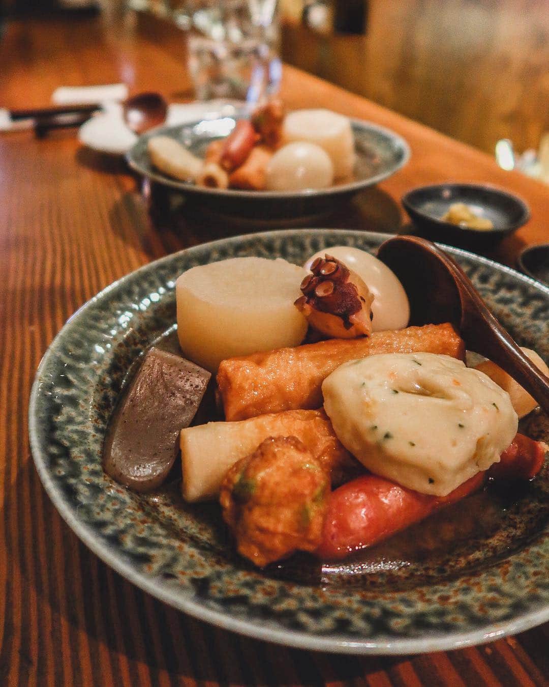 Eat With Steph & Coさんのインスタグラム写真 - (Eat With Steph & CoInstagram)「Invite, yes, but would *defo* come back for this // Do you know what this is? This is a bowl of oden, a traditional Japanese dish that I tried out over the weekend at the hidden #popup bar @cubemayfairuk.  Oden is one of the oldest fast foods in Japan with roots stretching back hundreds of years but has never before been available to enjoy in London. To eat Oden, diners are presented with a bowl of dashi stock containing a selection of chosen ingredients and a small pot of mustard on the side. Diners take the ingredients, dip in the mustard, and then eat with the occasional slurp of dashi.  Have you tried this before? What were your thoughts? Personally I LOVED it. It was both beautifully presented and delicious 😋📷 @verna.banana #invite #japanese #japanesefood #fish #dashi #octopus #seafood #healthy #snack #hiddengem #londonfoodie」4月10日 5時03分 - eatwithsteph_ldn