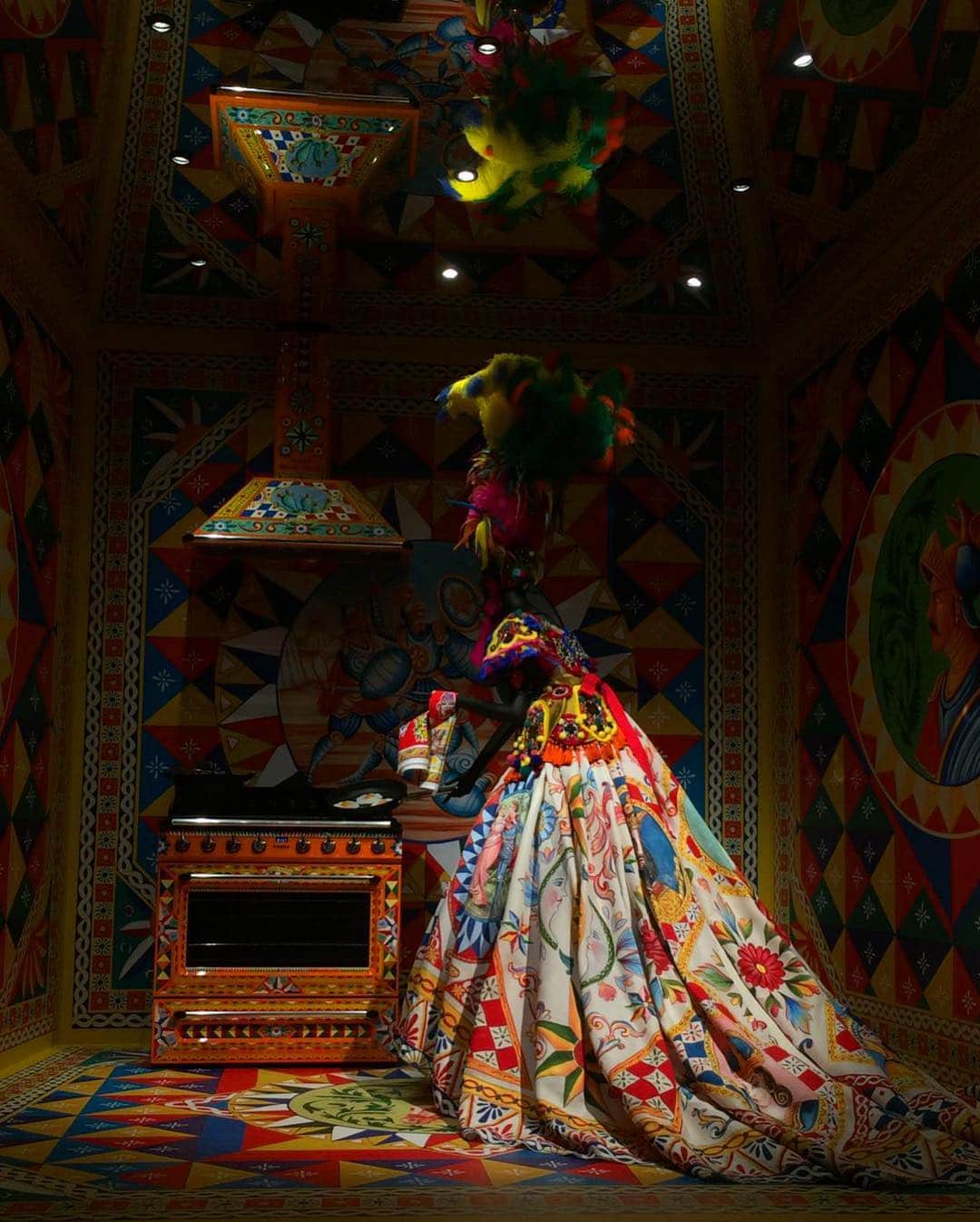 Vogue Italiaさんのインスタグラム写真 - (Vogue ItaliaInstagram)「@dolcegabbana x @smeg50style ‘Artistic & Traditional’ will be open to the public from tomorrow to Sunday 14th 🍊 don’t miss it! Swipe to see some previews from tonight’s opening event! #DGSmeg #MDW ✨ pics by @alessandro_roccia」4月10日 5時26分 - vogueitalia