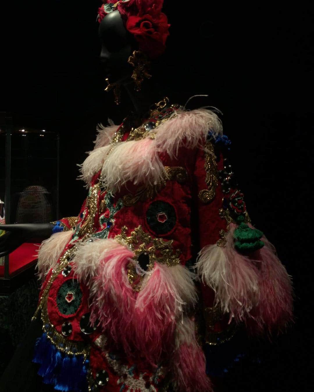 Vogue Italiaさんのインスタグラム写真 - (Vogue ItaliaInstagram)「@dolcegabbana x @smeg50style ‘Artistic & Traditional’ will be open to the public from tomorrow to Sunday 14th 🍊 don’t miss it! Swipe to see some previews from tonight’s opening event! #DGSmeg #MDW ✨ pics by @alessandro_roccia」4月10日 5時26分 - vogueitalia
