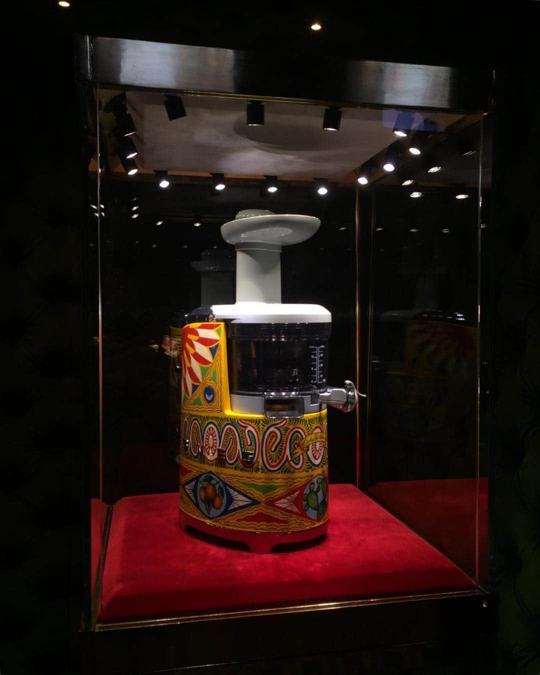 Vogue Italiaさんのインスタグラム写真 - (Vogue ItaliaInstagram)「@dolcegabbana x @smeg50style ‘Artistic & Traditional’ will be open to the public from tomorrow to Sunday 14th 🍊 don’t miss it! Swipe to see some previews from tonight’s opening event! #DGSmeg #MDW ✨ pics by @alessandro_roccia」4月10日 5時26分 - vogueitalia