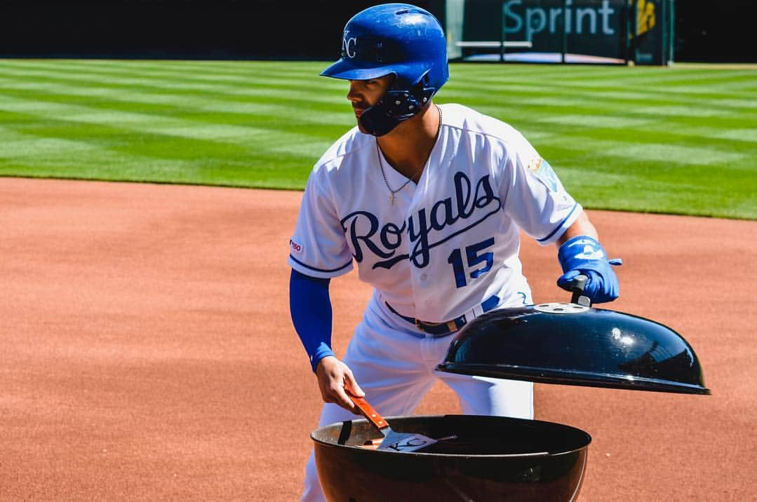 カンザスシティ・ロイヤルズさんのインスタグラム写真 - (カンザスシティ・ロイヤルズInstagram)「Chef Whit with the mitt.  #AlwaysRoyal」4月10日 5時27分 - kcroyals