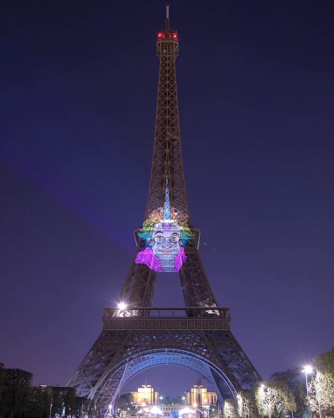 Good Morning Americaさんのインスタグラム写真 - (Good Morning AmericaInstagram)「OH MY UNICORNS!! European beauty brand @mercihandy teamed up with artist @john_hamon to turn the Eiffel Tower into a #unicorn ahead of their launch in the US #nationalunicornday 🦄」4月10日 5時36分 - goodmorningamerica