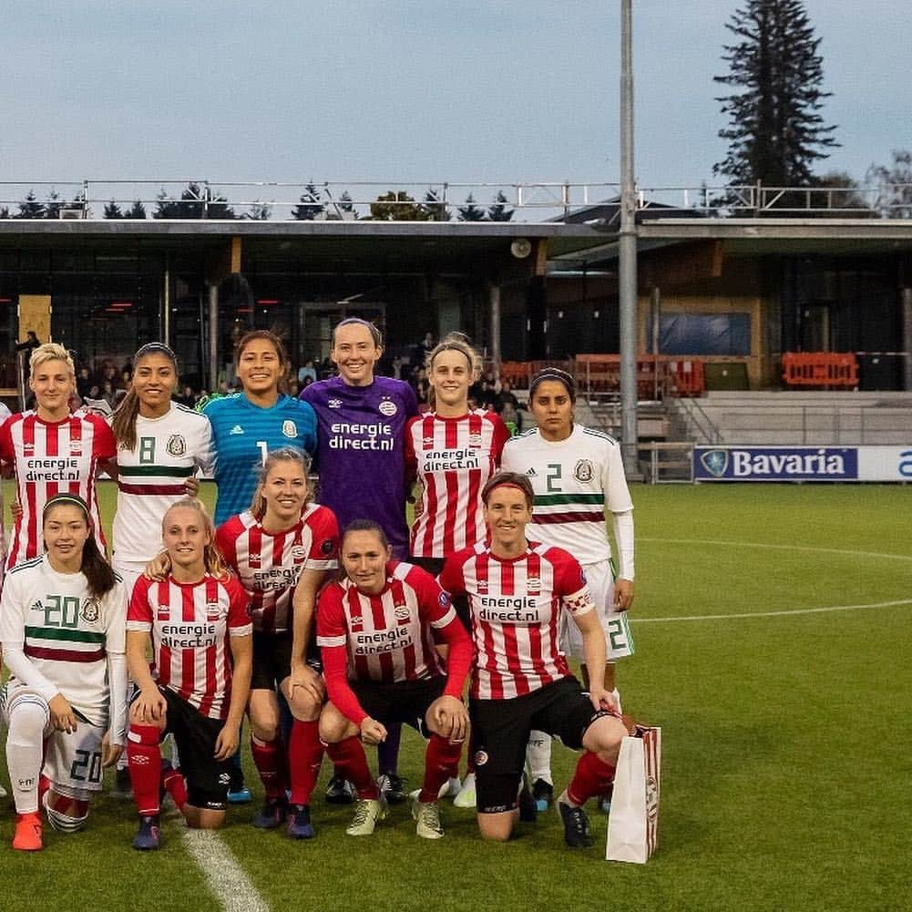 PSVアイントホーフェンさんのインスタグラム写真 - (PSVアイントホーフェンInstagram)「PSV ❤ México Football unites! Gracias por su visita a Eindhoven, @miseleccionmx. 🇳🇱🤝🇲🇽 #PSVMEX」4月10日 5時51分 - psv