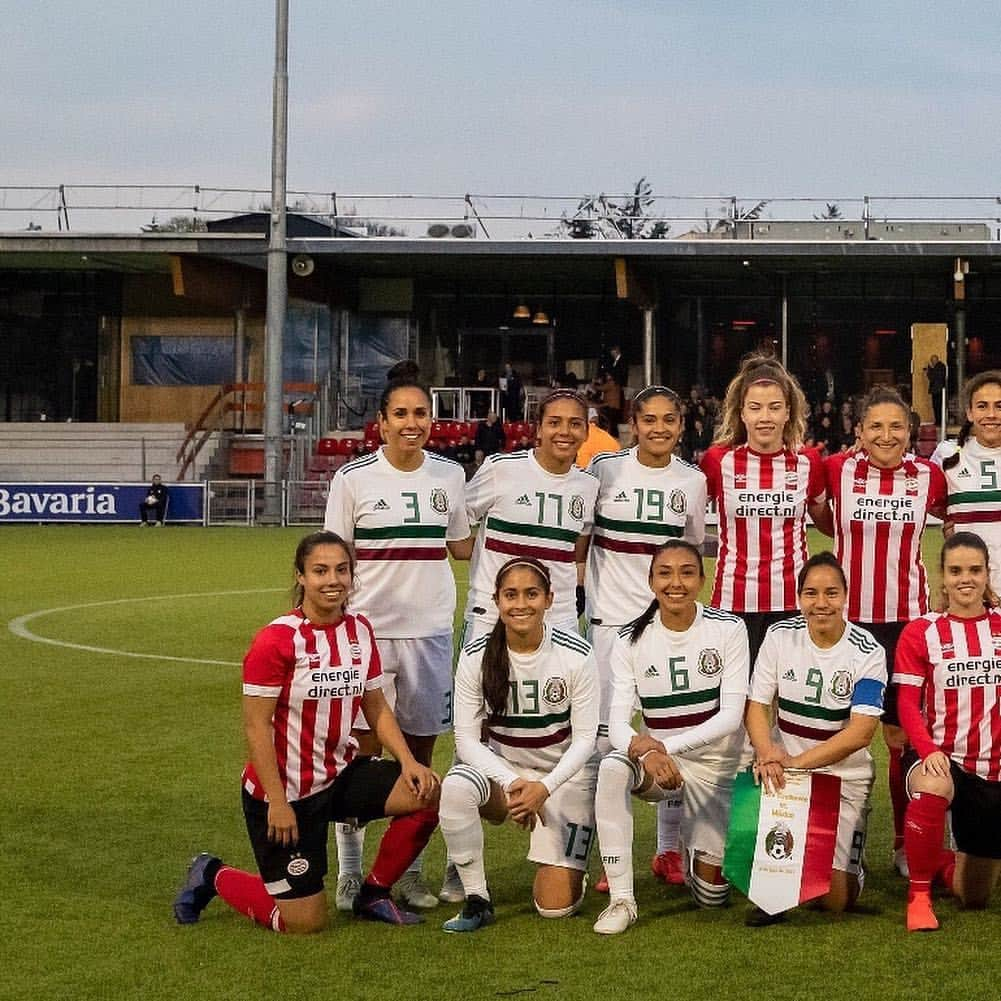 PSVアイントホーフェンさんのインスタグラム写真 - (PSVアイントホーフェンInstagram)「PSV ❤ México Football unites! Gracias por su visita a Eindhoven, @miseleccionmx. 🇳🇱🤝🇲🇽 #PSVMEX」4月10日 5時51分 - psv