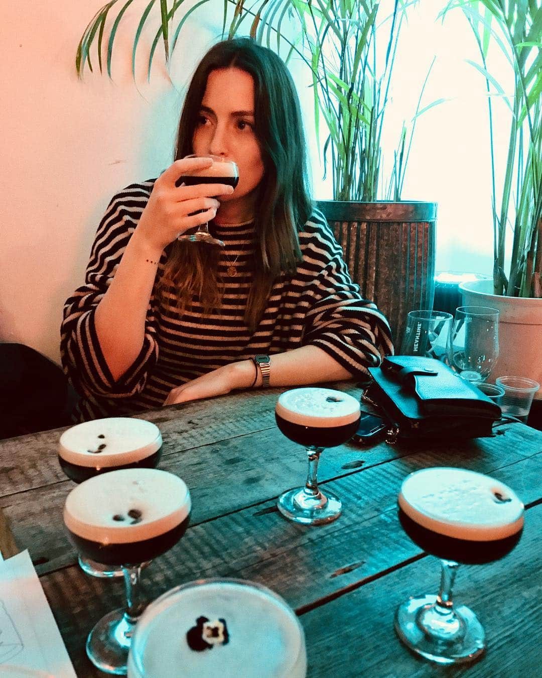 ジェマ・スタイルズさんのインスタグラム写真 - (ジェマ・スタイルズInstagram)「Just me and a mountain of inadvisable evening caffeine ☕️ I actually don’t drink regular coffee anymore, only decaf, because it makes me too anxious - but somehow in a martini it doesn’t count...」4月10日 5時51分 - gemmastyles