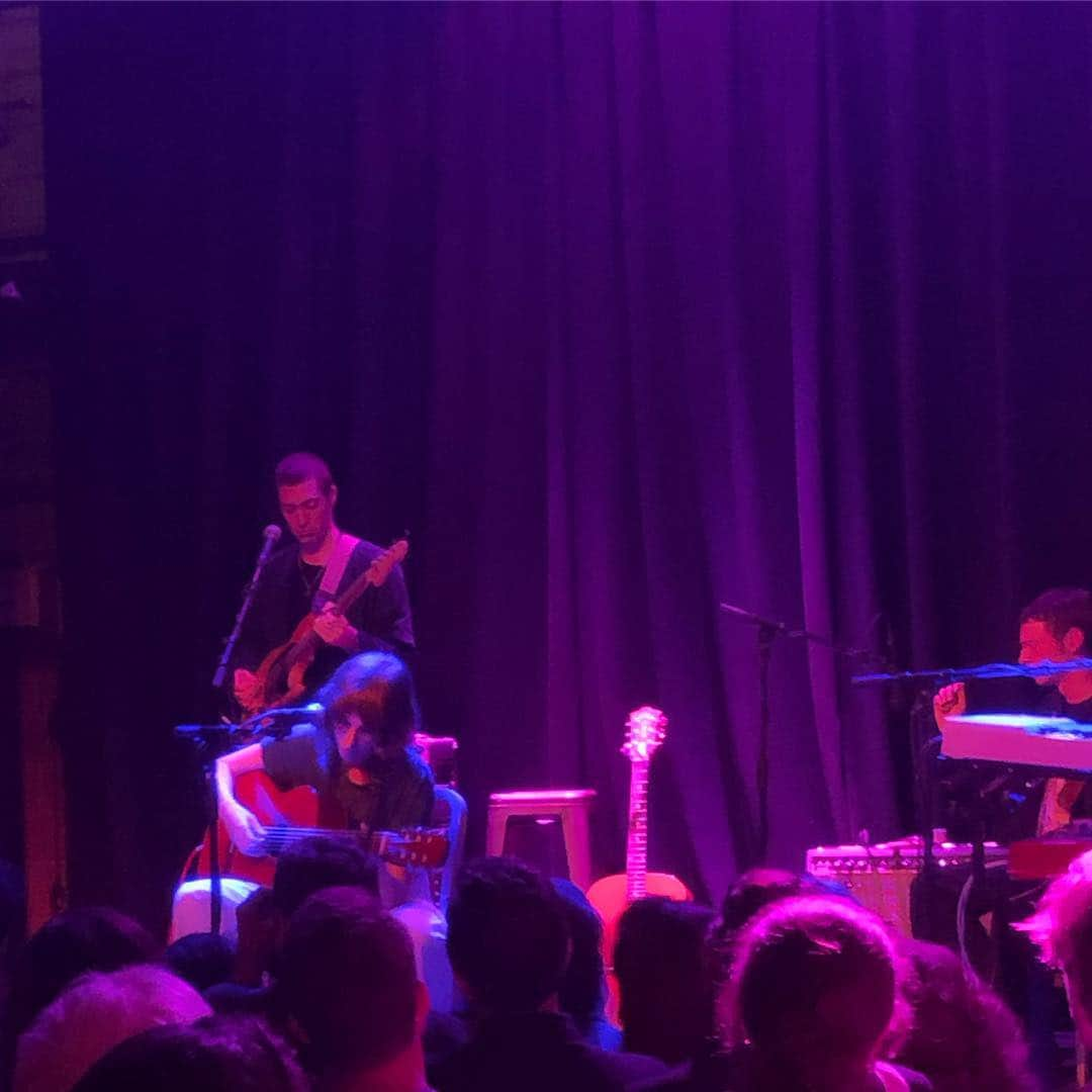 ファイン・フレンジーさんのインスタグラム写真 - (ファイン・フレンジーInstagram)「a bad photo of a great show - @aldousharding is such a raw beating heart up there. so grateful to see a show like this, lit my heart right up (that and sharing it with wildflower heart @gneva ♥️♥️♥️)」4月10日 5時57分 - alisonsudol