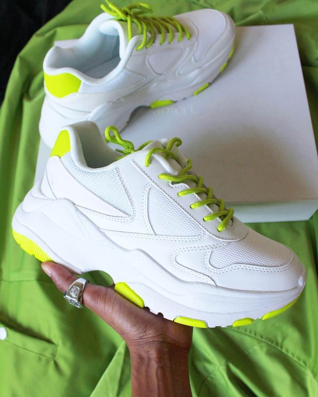 ASOSさんのインスタグラム写真 - (ASOSInstagram)「*Not to be worn on a rainy day* 📸 @griztriz 🔎 ASOS DESIGN sneakers (1363032) 🗣 Image description: white and neon sneakers」4月10日 6時04分 - asos