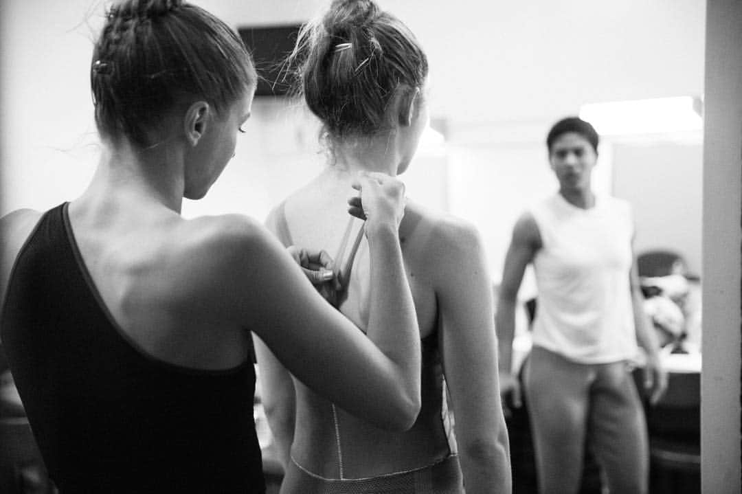 ローレン·ランドルフさんのインスタグラム写真 - (ローレン·ランドルフInstagram)「I loved my short time on tour with @jacobjonasthecompany. Having access to behind the scenes moments, and being able to document these talented people in their element is a real rush for me. ❤️」4月10日 6時10分 - laurenlemon