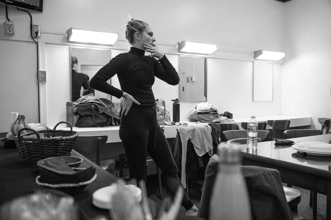 ローレン·ランドルフさんのインスタグラム写真 - (ローレン·ランドルフInstagram)「I loved my short time on tour with @jacobjonasthecompany. Having access to behind the scenes moments, and being able to document these talented people in their element is a real rush for me. ❤️」4月10日 6時10分 - laurenlemon