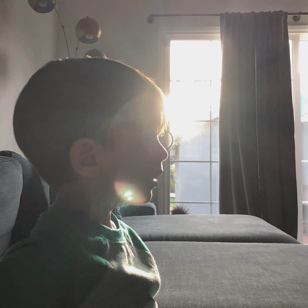 のインスタグラム：「My light. Toddlers pick germs/things up so easily. Even you wash hands, sanitize and think you are being the crazy mom doing so. Sometimes I can't beat it. Now I just go with it and do everything I can to get the fever down while enjoying these little moments together. Watching movies on the couch, building long train tracks and pretending to be dinosaurs fighting spiderman. I am here all for him. ⠀⠀⠀⠀⠀⠀⠀⠀⠀ 私の光。子供はとても簡単に細菌を拾う。手をいくら洗っても、消毒し、やりすぎていると感じても。時々、私は風邪・熱に勝てない。熱でダウンしているときはこの小さい時間も大切に、全部子供に与える。ソファで映画をみたり、電車と遊んだり、スパイダーマンと恐竜が戦ったりしても。私は彼のためにここにいます。#toddler #sick #fever #allforyou #allforhim #loveyou #love #family #toddlerlife #cutie」