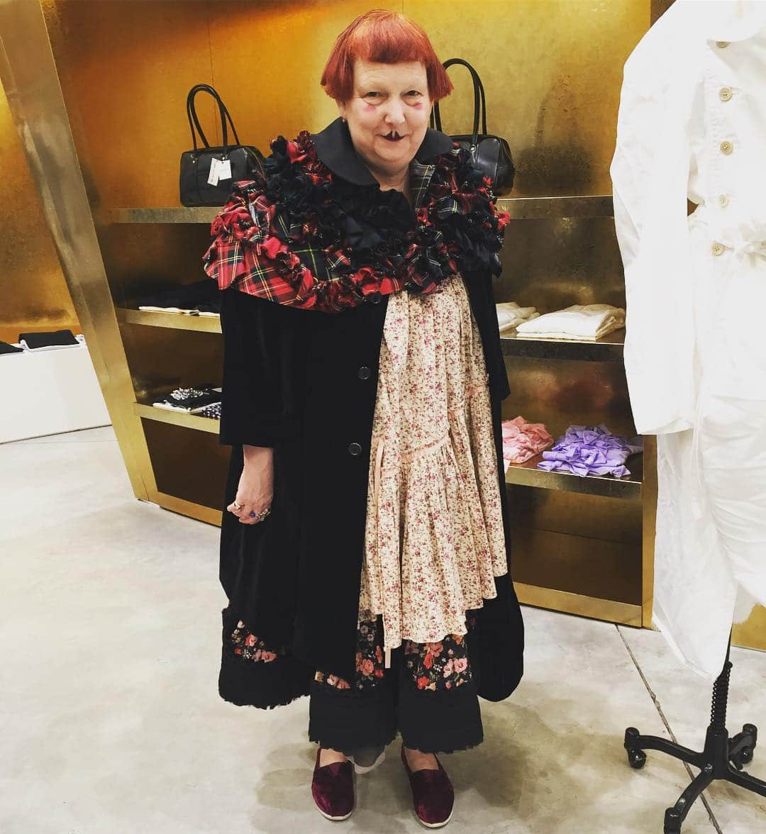 大森美希さんのインスタグラム写真 - (大森美希Instagram)「Lynn Yaeger @ Comme des Garçons NY Store. Love her outfit❤️❤️ #fashion #mode #lynnyaeger #outfit #contributingeditor #contributingwriter #fashionjournalist #nyc #newyorker #vogue #newyorktimes #commedesgarcons #chelsea #streetstyle #fashionlife #nylife #style #ファッション #モード #コムデギャルソン #リンイェーガー #ファッションライター #ファッションエディター #ヴォーグ #海外ファッション #ニューヨーク #海外生活」4月10日 6時17分 - mikiomori_