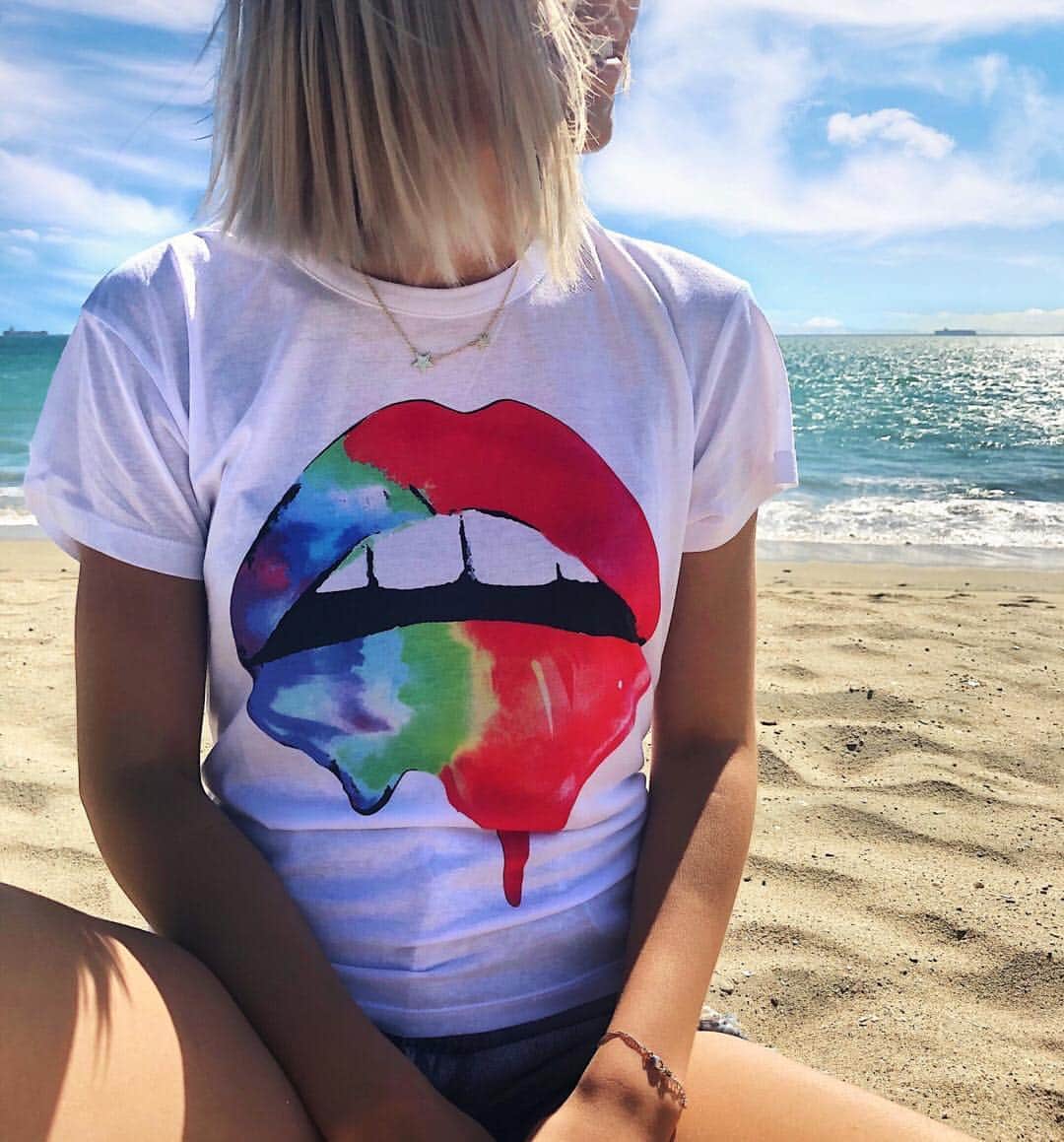 チェイサーのインスタグラム：「Dreaming of sunny days and graphic tees😍☀️ #chaserbrand」