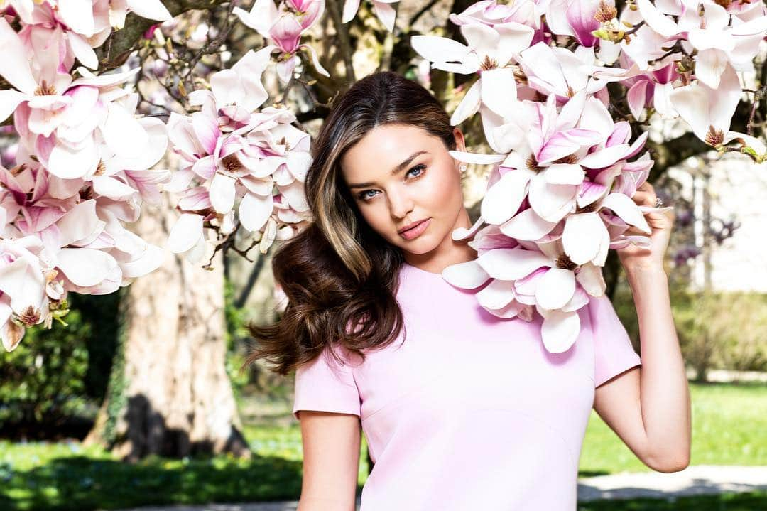 ミランダ・カーさんのインスタグラム写真 - (ミランダ・カーInstagram)「Magnolias in Baden-Baden, Germany with @gala_magazin 🌸 📷: @clemensporikys 💇🏻‍♀️: @happyspecki 💄: @ninaparkbeaute」4月10日 6時19分 - mirandakerr