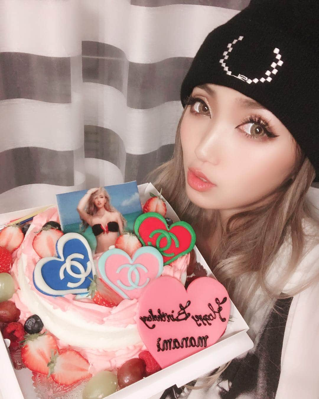 鈴木愛美さんのインスタグラム写真 - (鈴木愛美Instagram)「🌺🎂🌺🎂🌺🎂🌺🎂🌺 . フリマやった日に サプライズで頂いたケーキっ😭🙏💕 . 《動画もあるからスワイプしてね↪︎↪︎↪︎♡》 . お片づけの時に皆様がサプライズで お祝いしてくれましたっ💓💓💓 . まじでサプライズ過ぎて、ビックリし過ぎて 全然気づかな過ぎて、、、w 嬉しかったぁあ😭❤️幸せだったぁあー😭💕 . ありがとうございましたっ🙇‍♀️💋 . ケーキ🎂は、私がドタイプ過ぎて 全カラー揃えた CHANELのカラーにしてくれたんだってっ♡♡♡ . うれしぃいー🙈❤️💕 . 美味しく頂きましたっ♡♡♡ ありがとうございましたっ🙏💋 . . . #Birthday #surprise #cake #happy #サプライズ #サプライズバースデー #ケーキ」4月10日 6時20分 - x.manya.x