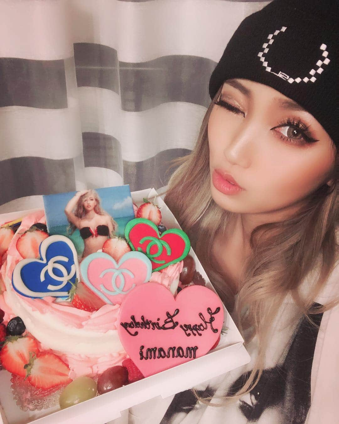 鈴木愛美さんのインスタグラム写真 - (鈴木愛美Instagram)「🌺🎂🌺🎂🌺🎂🌺🎂🌺 . フリマやった日に サプライズで頂いたケーキっ😭🙏💕 . 《動画もあるからスワイプしてね↪︎↪︎↪︎♡》 . お片づけの時に皆様がサプライズで お祝いしてくれましたっ💓💓💓 . まじでサプライズ過ぎて、ビックリし過ぎて 全然気づかな過ぎて、、、w 嬉しかったぁあ😭❤️幸せだったぁあー😭💕 . ありがとうございましたっ🙇‍♀️💋 . ケーキ🎂は、私がドタイプ過ぎて 全カラー揃えた CHANELのカラーにしてくれたんだってっ♡♡♡ . うれしぃいー🙈❤️💕 . 美味しく頂きましたっ♡♡♡ ありがとうございましたっ🙏💋 . . . #Birthday #surprise #cake #happy #サプライズ #サプライズバースデー #ケーキ」4月10日 6時20分 - x.manya.x