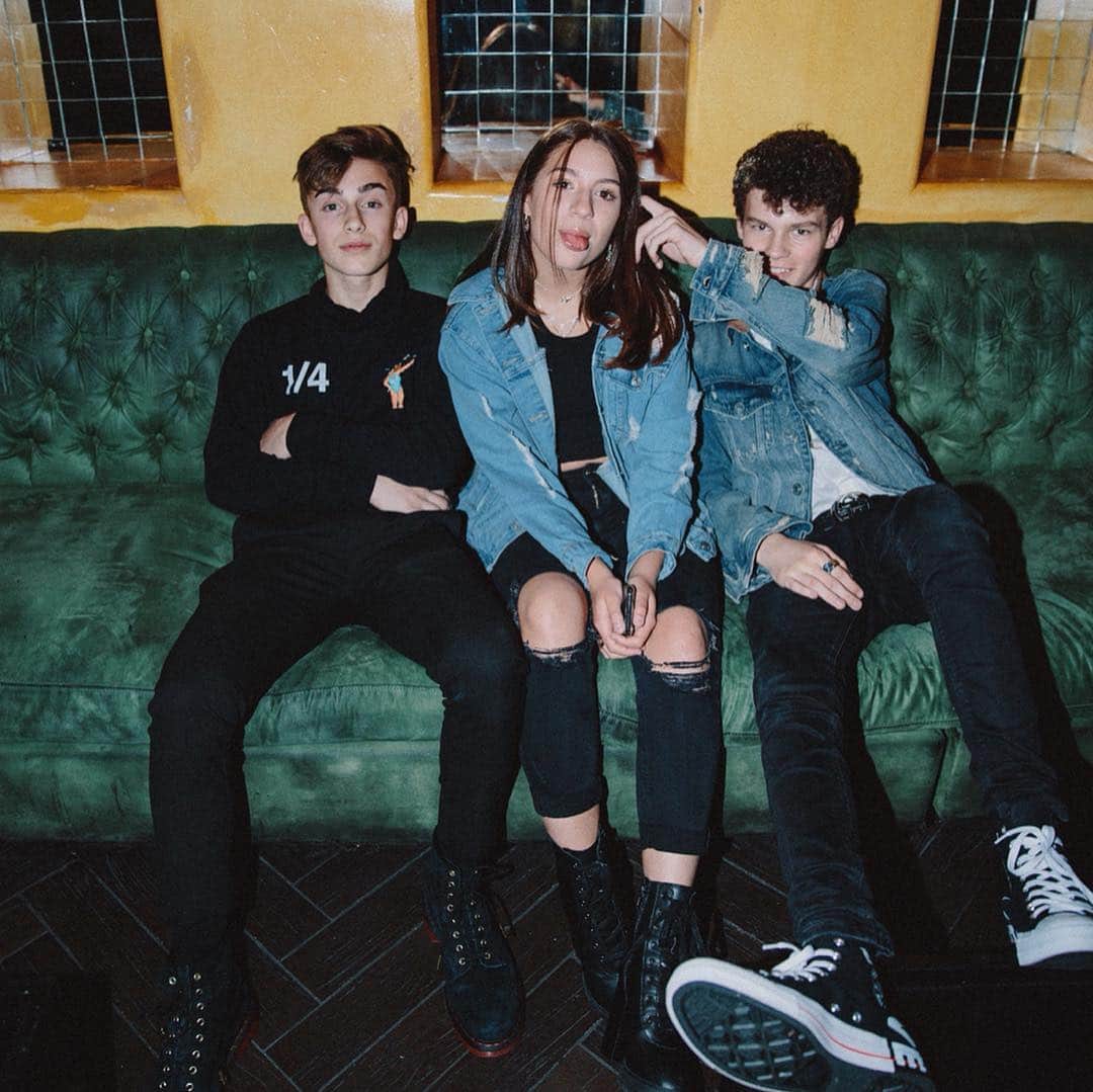 ジョニー・オーランドのインスタグラム：「you have games on your phone? @kenzie @haydensummerall」