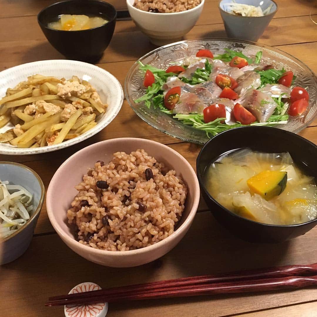 なでしこ健康生活さんのインスタグラム写真 - (なでしこ健康生活Instagram)「Repost from @maki.shibata1006)  今日は保育園初の給食 食べ終わったところに、慣らし保育でお迎えに行くと…ぜんっぜん食べてないヾ(;´Д`●)ﾉ 食べさせ方のコツをお伝えしたつもりだったのだが、全く聞かなかったもよう。 結局、わたしが食べさせて帰宅 「タロウくん、今日はちょっとだけ笑顔でしたー！」 …ちょっとだけ？？！！ 早くその笑顔を先生にも見せてあげておくれー * #入園式から1週間 * * #具だくさんみそ汁  #ひとつの野菜で作るおかず は  #じゃがいものクミン金平 #もやしもずく * #考えないおかず #考えないレシピ #考えない食事 #疲れない食事 #ダイエット #ダイエットレシピ * #管理栄養士 #フードコーディネーター #料理家 #10ヶ月ベビー #ワーキングママ * #酵素玄米 #なでしこ健康生活」4月10日 6時43分 - nadeshiko_healthy_life