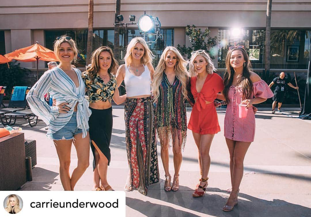 Maddie & Taeさんのインスタグラム写真 - (Maddie & TaeInstagram)「Best pool party ever! Thank you for having us, @carrieunderwood. Let’s take it on the road! #CryPrettyTour360 ⛱☀️ #Repost • • • Special thanks to @MaddieandTae and @runawayjuneofficial for helping kick off the #Southbound party on the #ACMawards! Can't wait to hit the road with you on the #CryPrettyTour360!! 🎉⛱ PS- @CALIAbyCarrie looked great on the dancers! 👙 http://smarturl.it/SouthboundACM」4月10日 6時59分 - maddieandtae